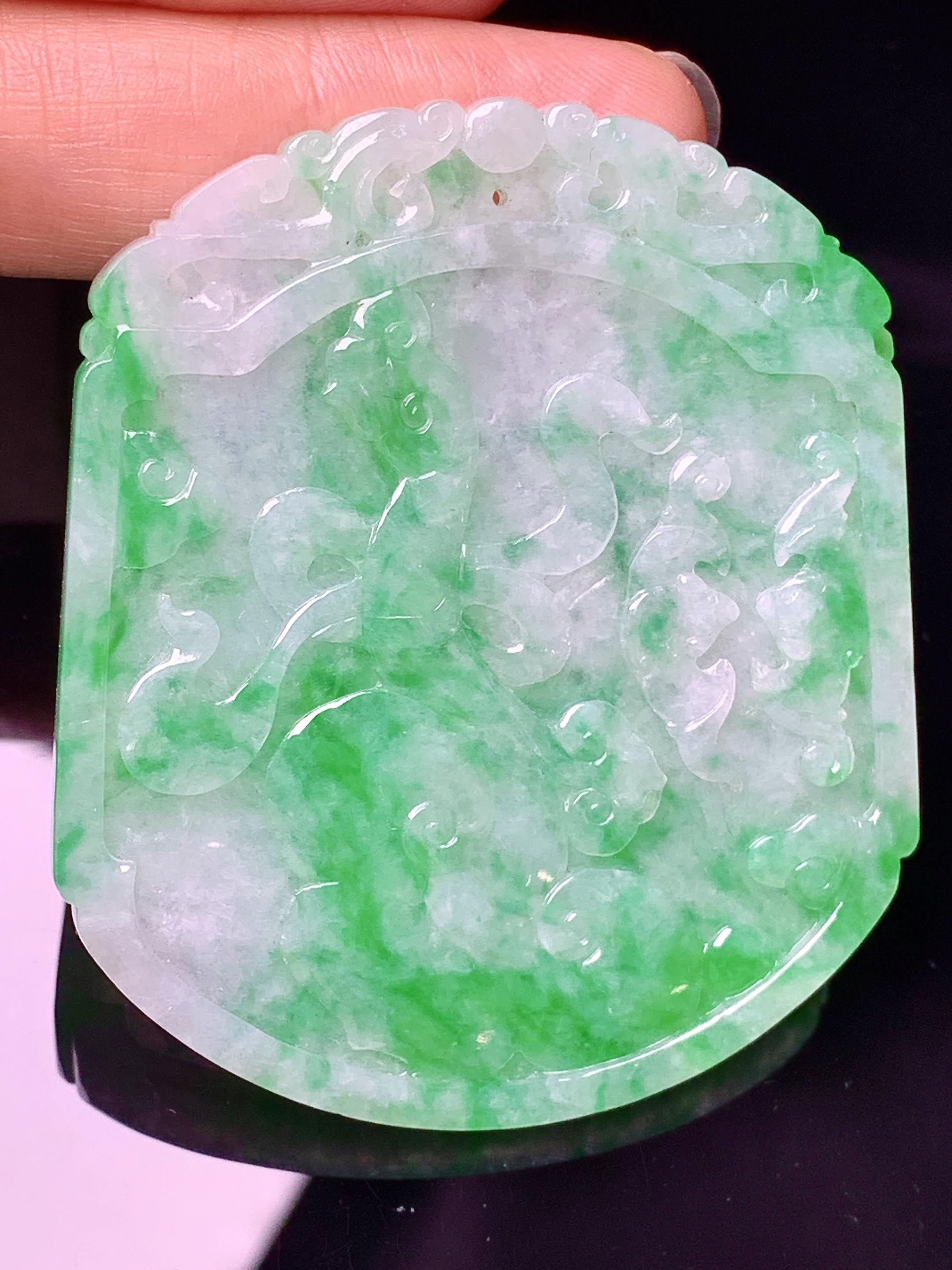 飘绿龙牌吊坠 玉质细腻 色泽艳丽清新 水润亮眼 整体尺寸56.5*48.8*4.8c1