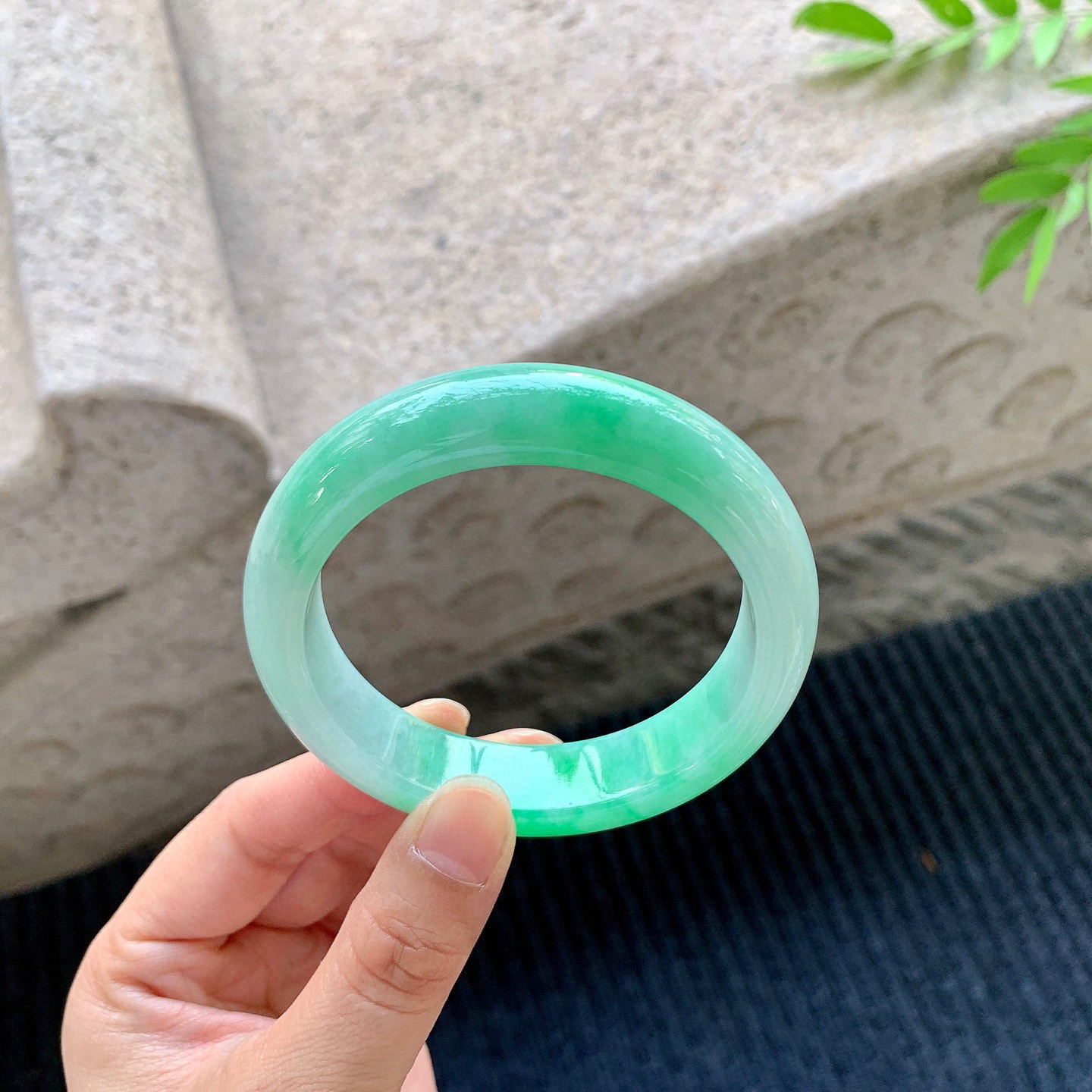 正圈57 58
【圈口】57.2/14.2/8.8
【描述】冰糯飘绿，水润，种老，细腻，无裂纹！