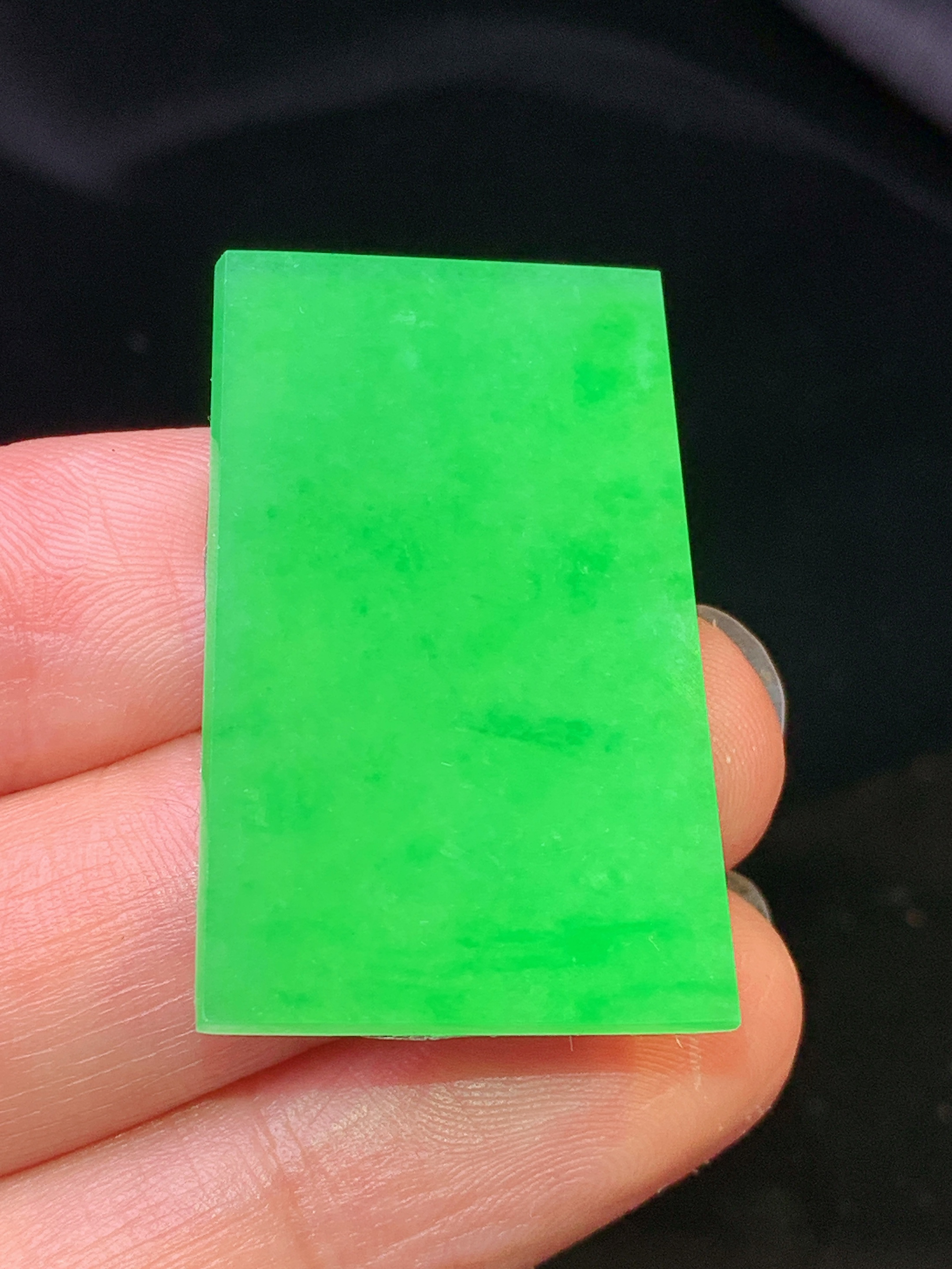 翠绿无事牌吊坠 玉质细腻 色泽艳丽清新 水润亮眼 整体尺寸33.2*21.2*2m2