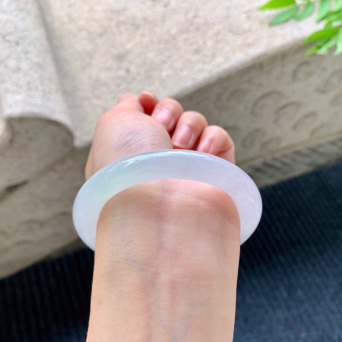 圆条51 52
【圈口】52/9.5/10
【描述】冰糯飘绿，水润，种老，细腻，无纹裂！