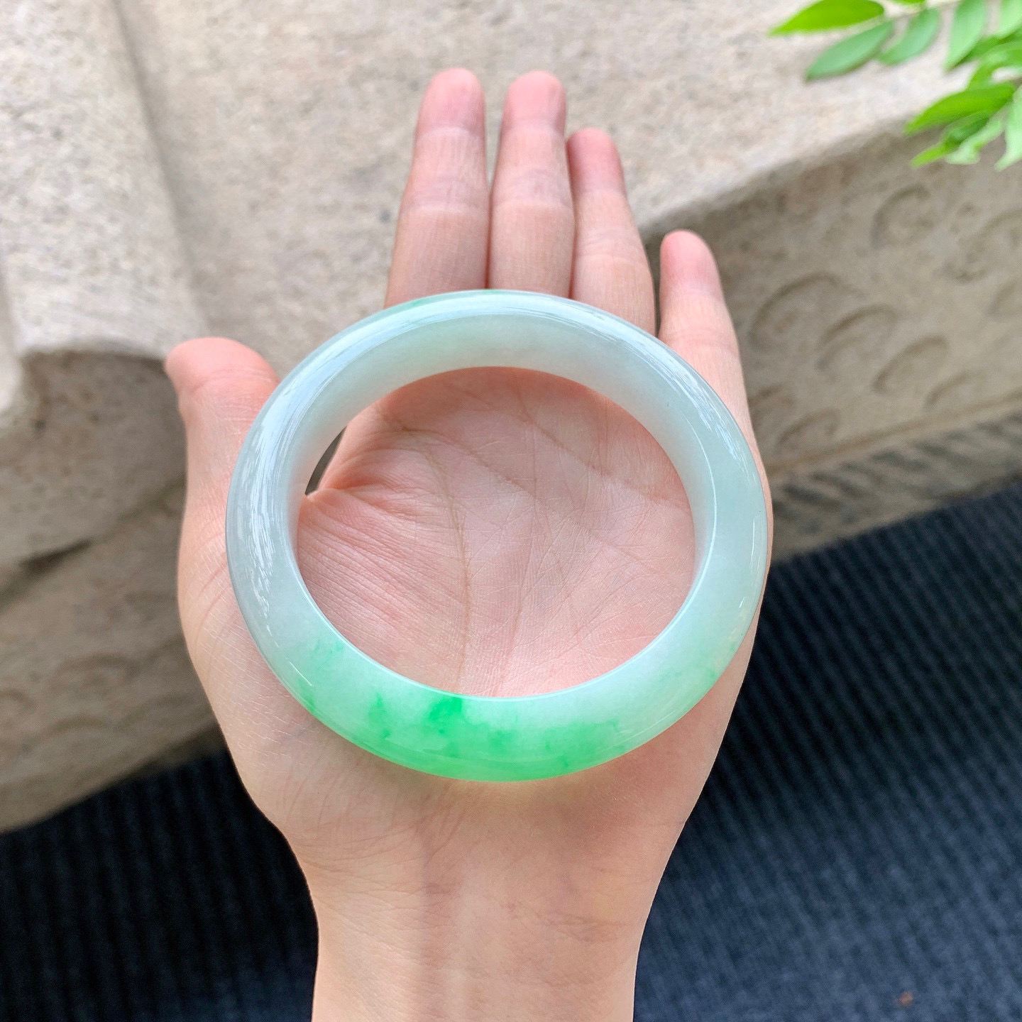 正圈58 59
【圈口】59/12.5/9.3
【描述】白底青，飘绿，水润，种老，细腻，无纹裂！