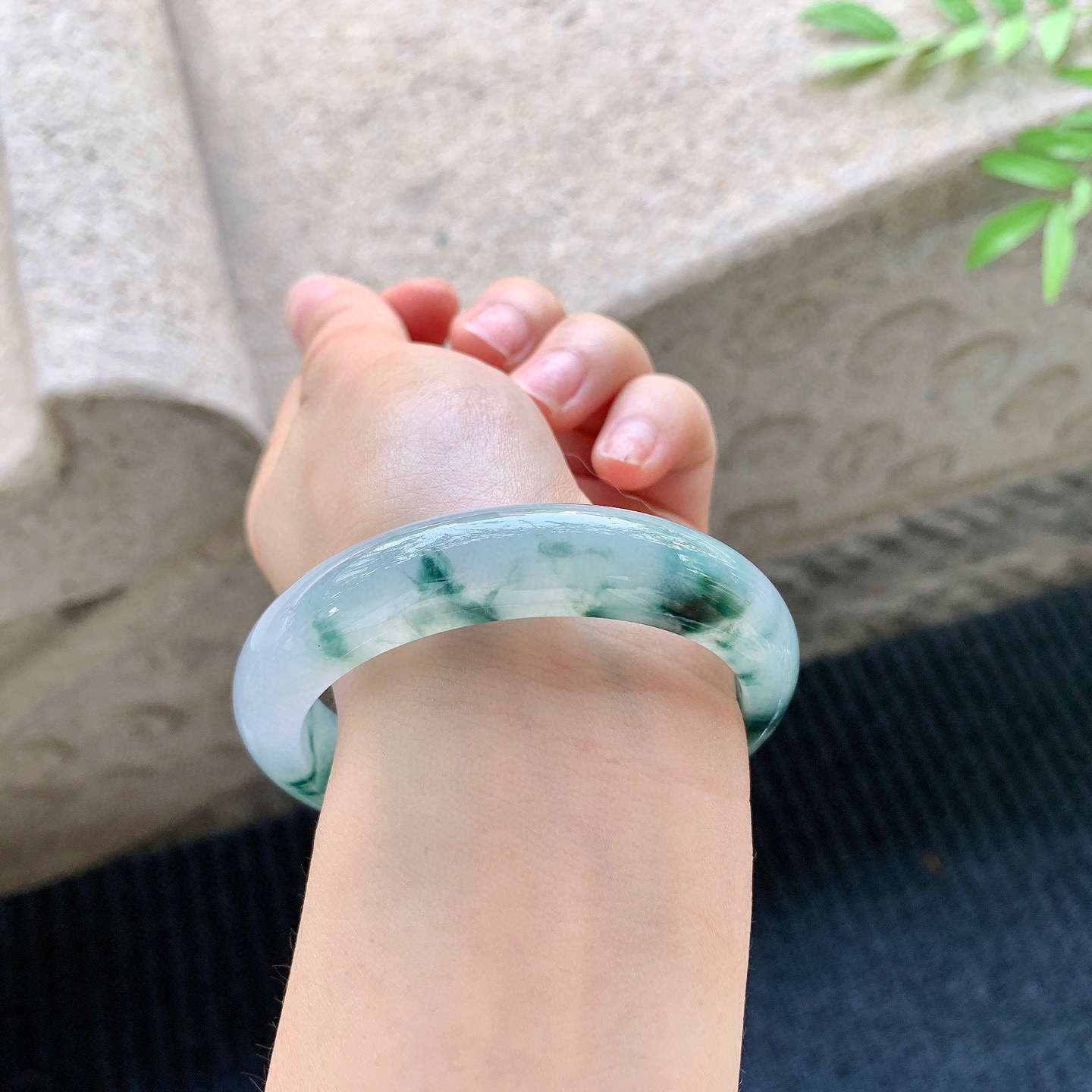 正圈54 55
【圈口】54.8/12.8/8.4
【描述】糯冰飘蓝花，水润，种老，无裂纹！