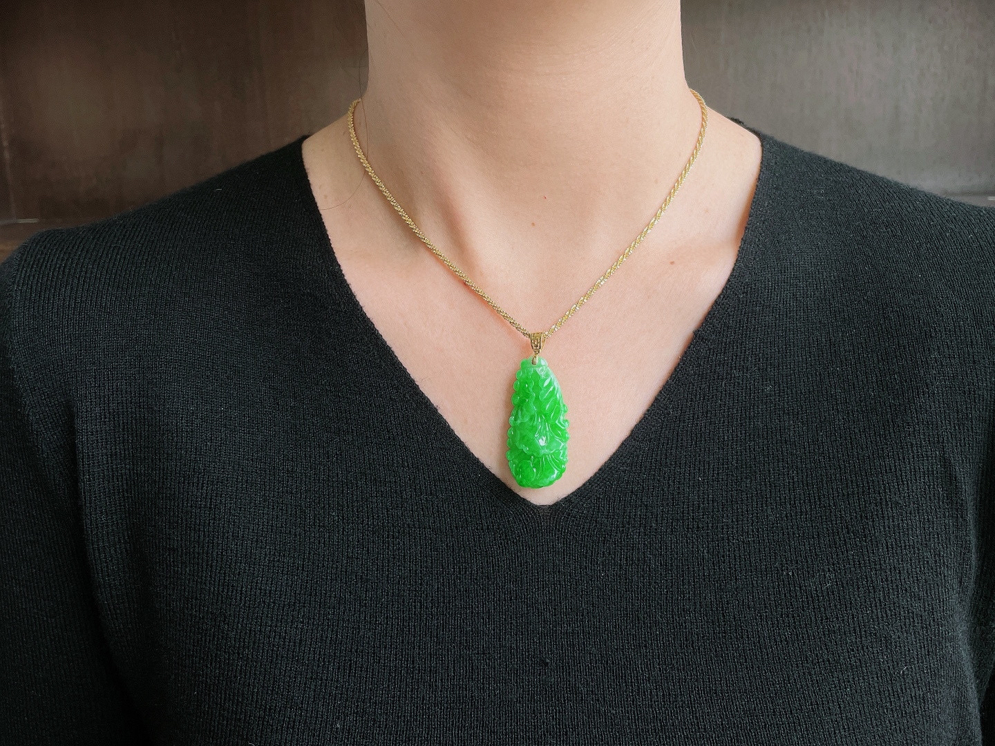 【镶嵌】阳绿白菜百财吊坠  
【说明】缅料 18k金镶嵌 性价比高  
【整体】48
【裸石】40.5-19.3-9