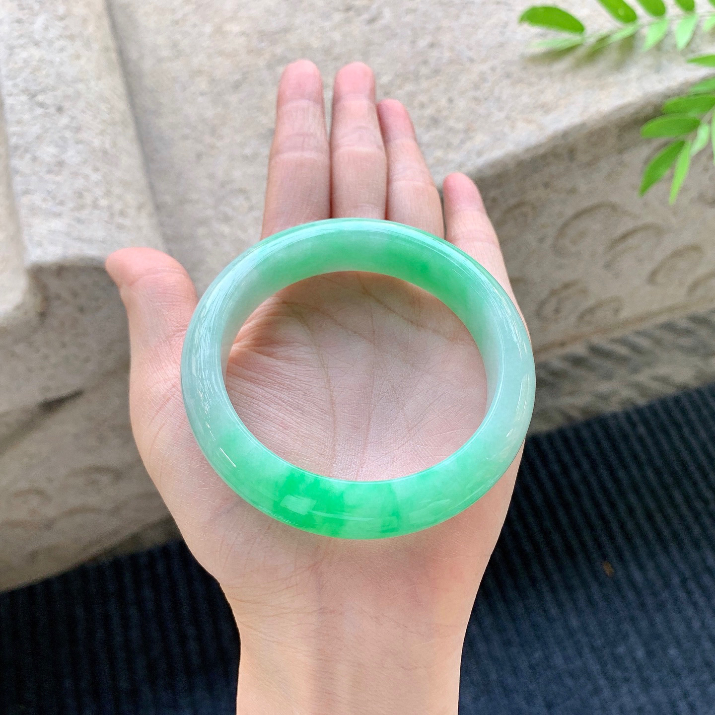 正圈57 58
【圈口】57.2/14.2/8.8
【描述】冰糯飘绿，水润，种老，细腻，无裂纹！