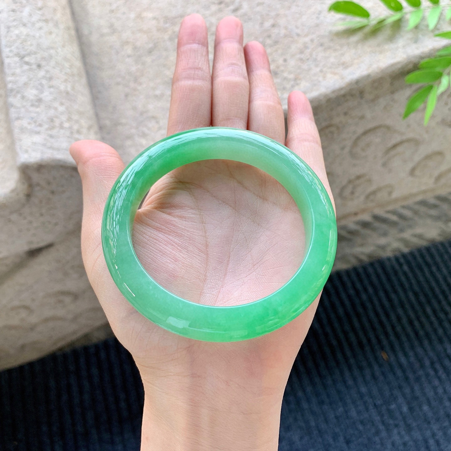 正圈59 60
【圈口】60/11.8/9.3
【描述】阳绿，满绿，水润，种老，细腻，无裂纹！