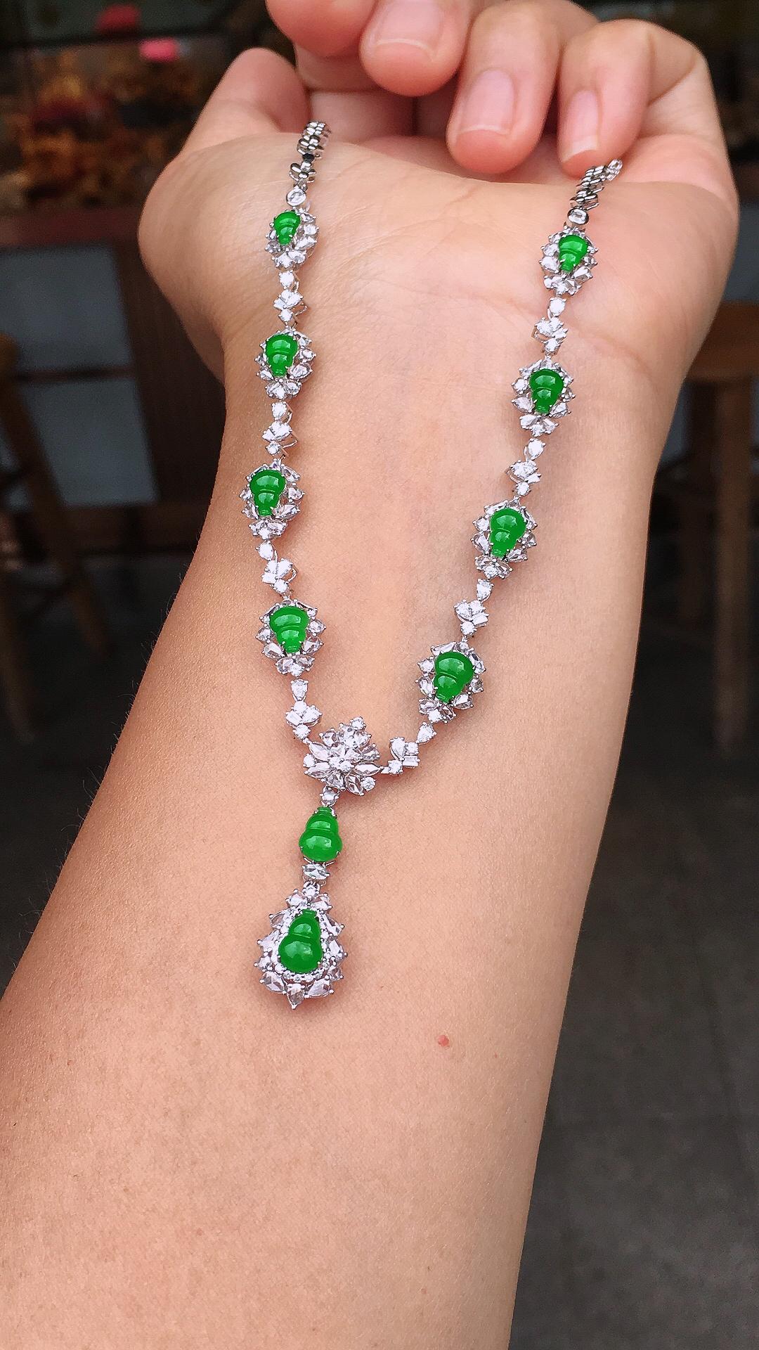 阳绿葫芦晚装项链，色泽均匀艳丽，玉质细腻，荧光感超
强，饱满圆润，尽显优雅气质，18k
金豪华镶嵌