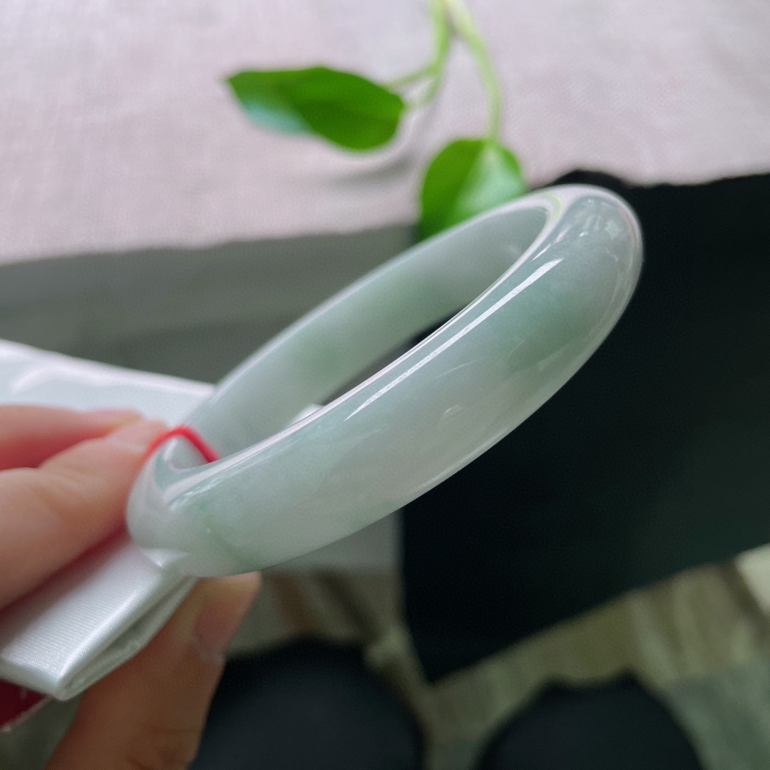 60.4/12.7/9.2，淡绿底正圈，大圈口，绿意只悄悄漫出薄薄的凉意。棉线