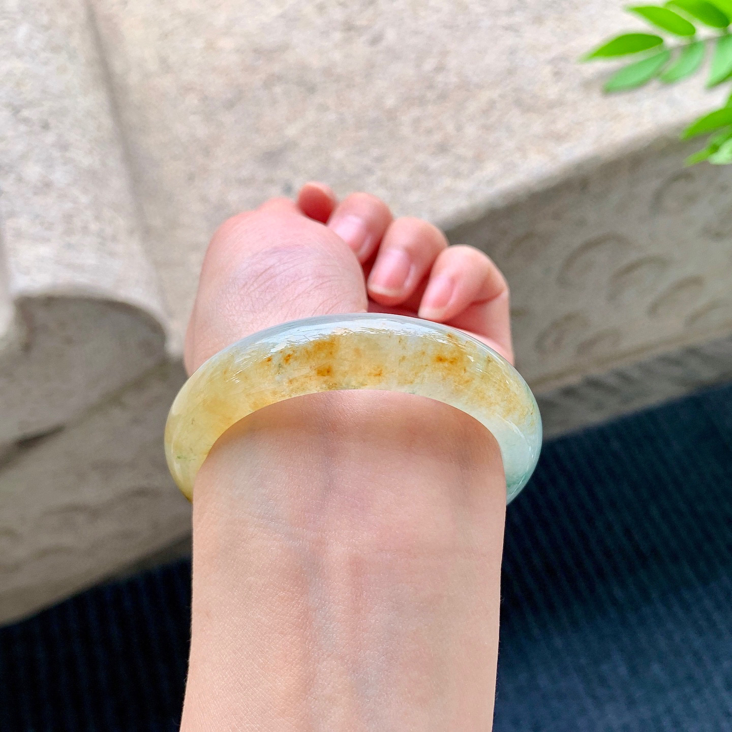 正圈49 50
【圈口】50.7/12.4/7.6
【描述】冰飘黄翡，飘花，水润，种老，细腻，无纹裂！