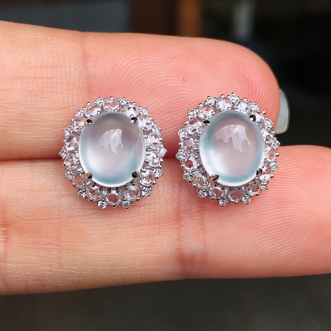 玻璃种蛋面耳钉，玉质细腻，荧光感超
强，饱满圆润，尽显优雅气质，18k
金豪华镶嵌