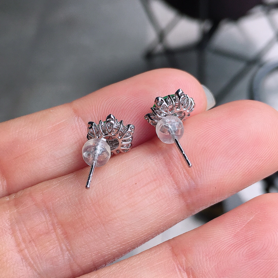 阳绿蛋面耳钉，色泽均匀艳丽，玉质细腻，荧光感超
强，饱满圆润，尽显优雅气质，18k
金豪华镶嵌