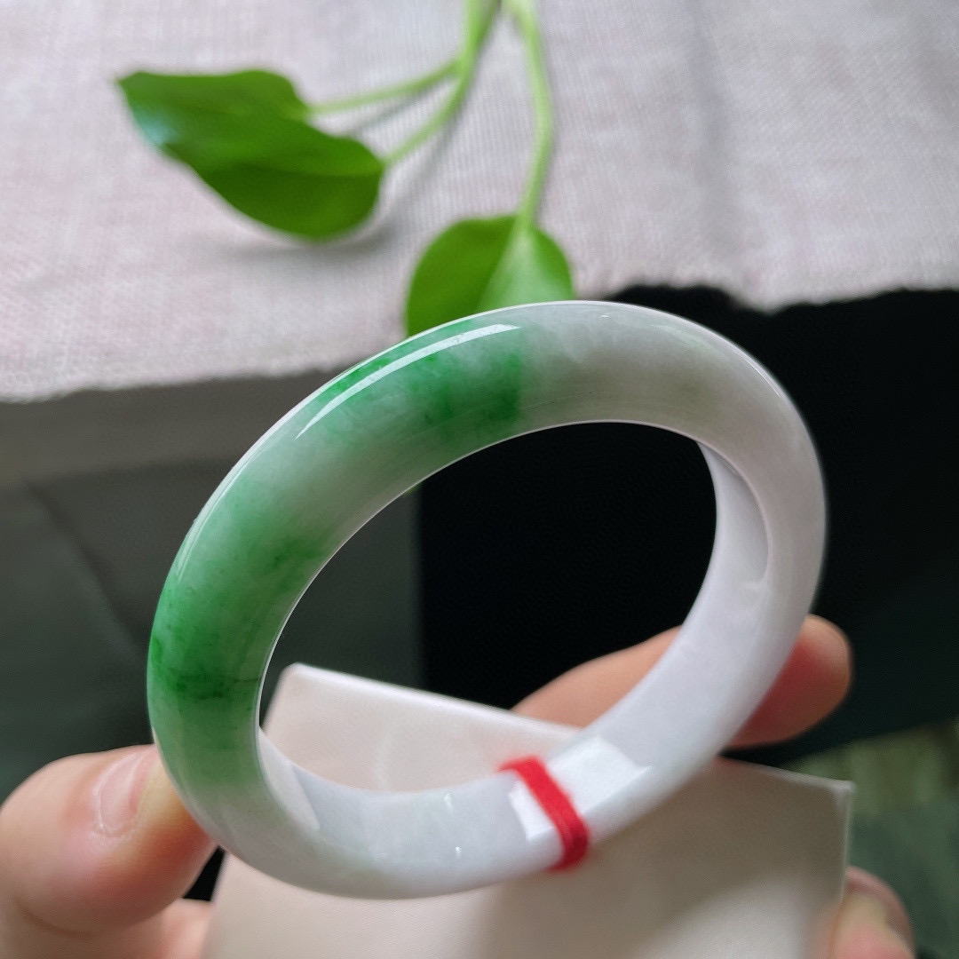 55/12.2/8.6，白底青手镯，一点皮纹