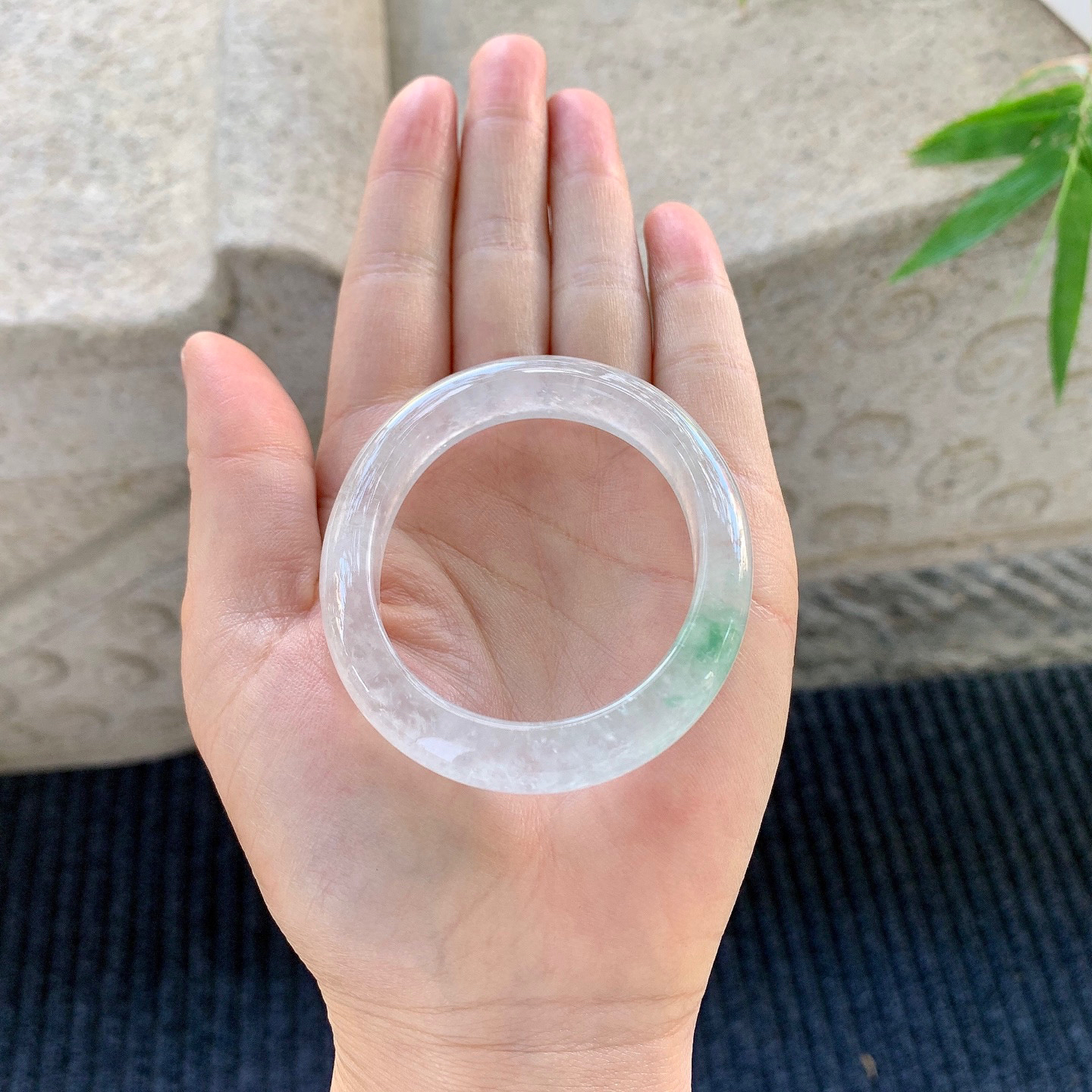 贵妃49 50
【圈口】50.9/43/9.8/7.5
【描述】冰飘绿，清透，水润，种老，细腻，无裂纹！