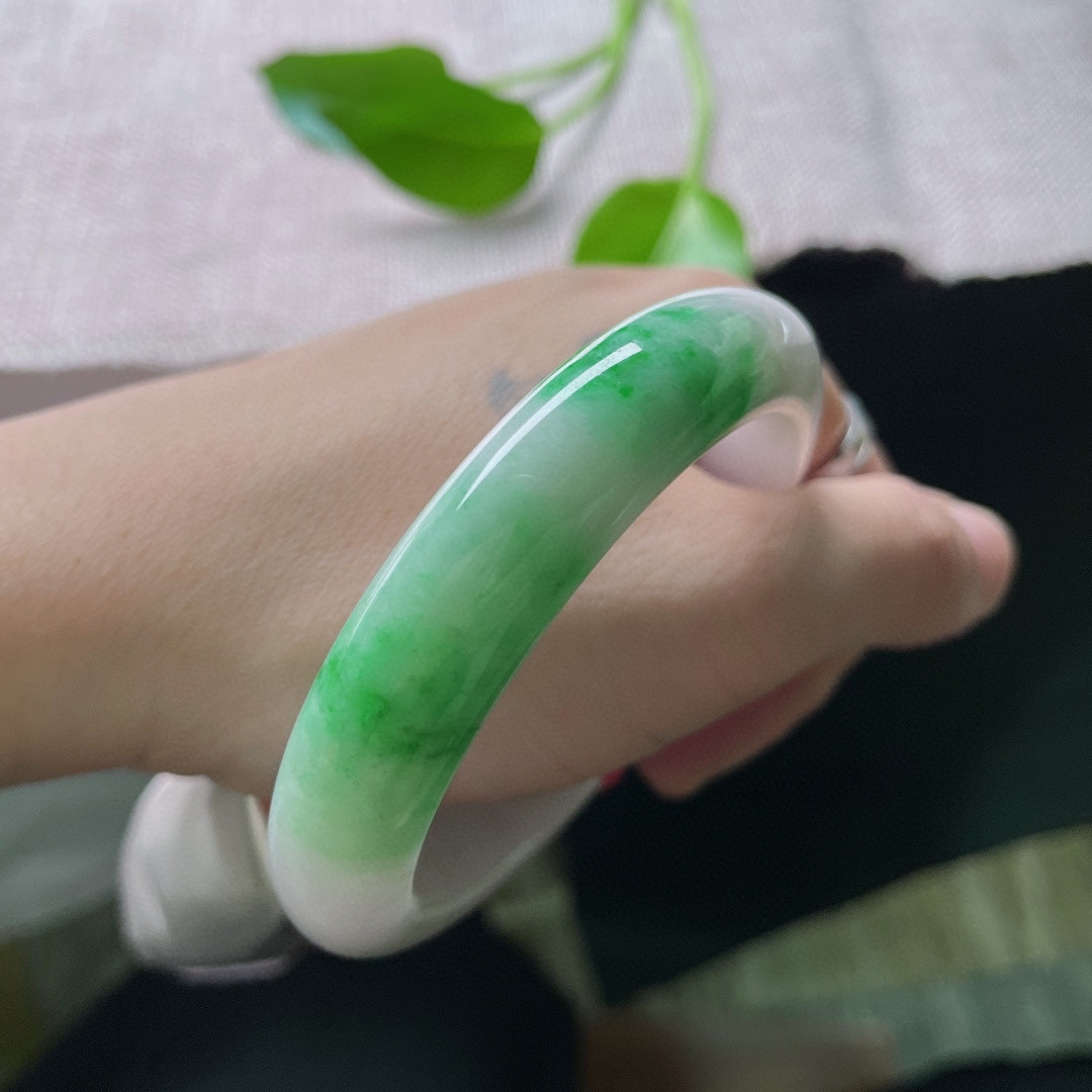 55/12.2/8.6，白底青手镯，一点皮纹