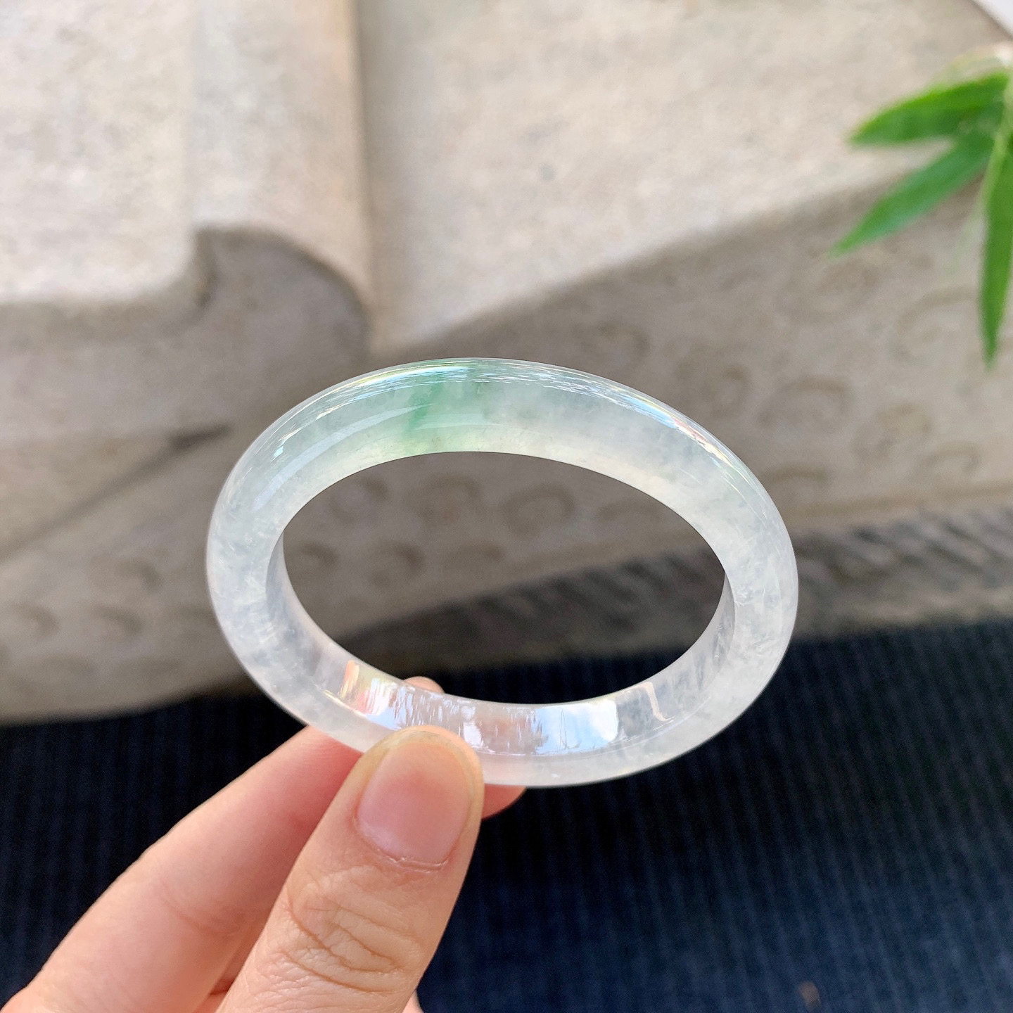 贵妃49 50
【圈口】50.9/43/9.8/7.5
【描述】冰飘绿，清透，水润，种老，细腻，无裂纹！