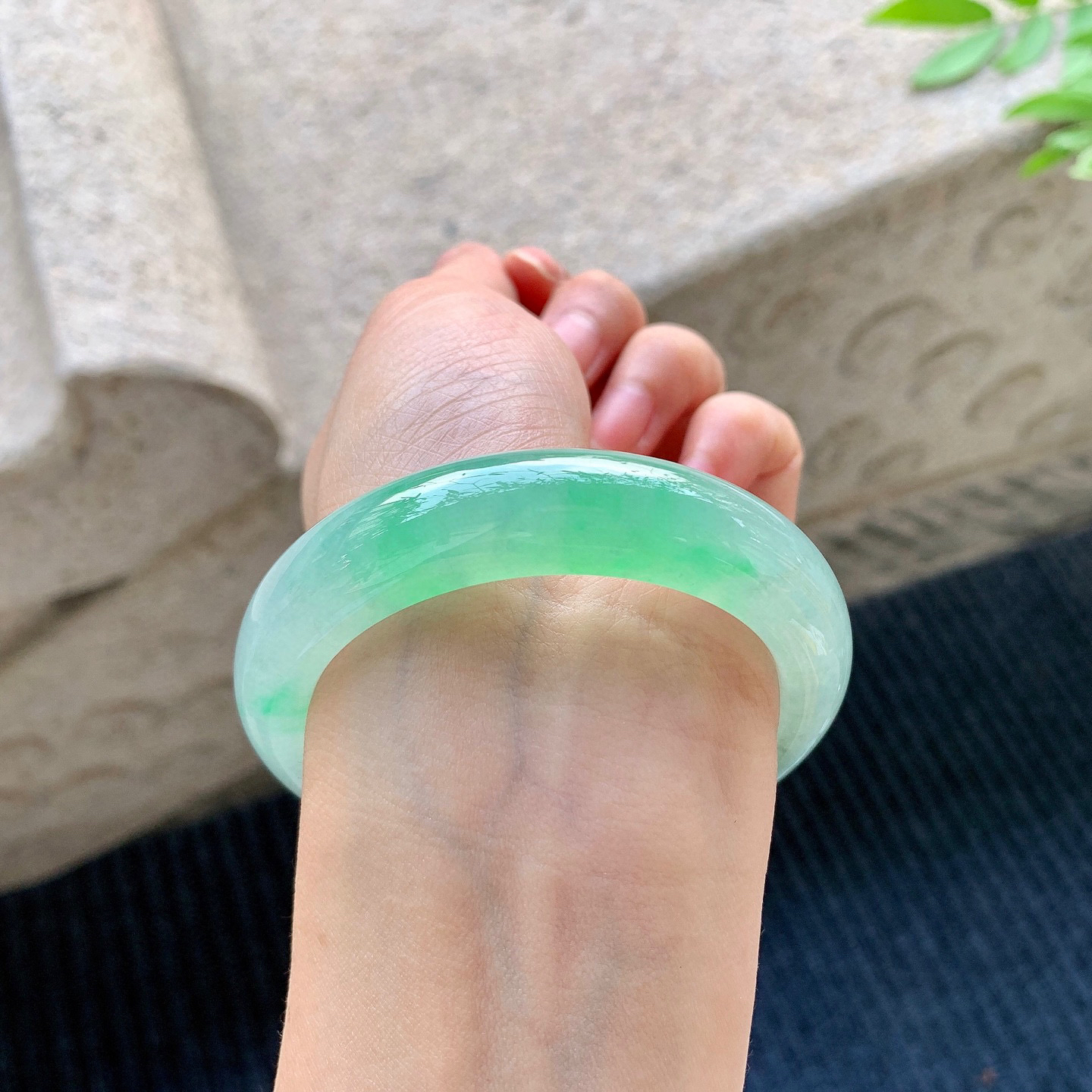 正圈53 54
【圈口】53.3/12.9/8.9
【描述】冰飘绿，水润，种老，细腻，无裂纹！