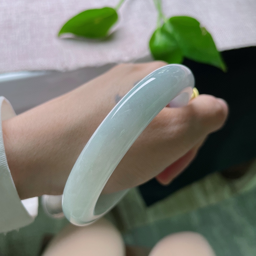 61.7/12/8.5，淡绿底正圈，大圈口，水润细腻，巧笑嫣然，整体无瑕