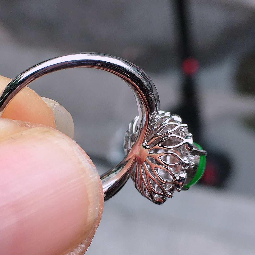 阳绿葫芦戒指，色泽均匀艳丽，玉质细腻，荧光感超
强，饱满圆润，尽显优雅气质，18k
金豪华镶嵌