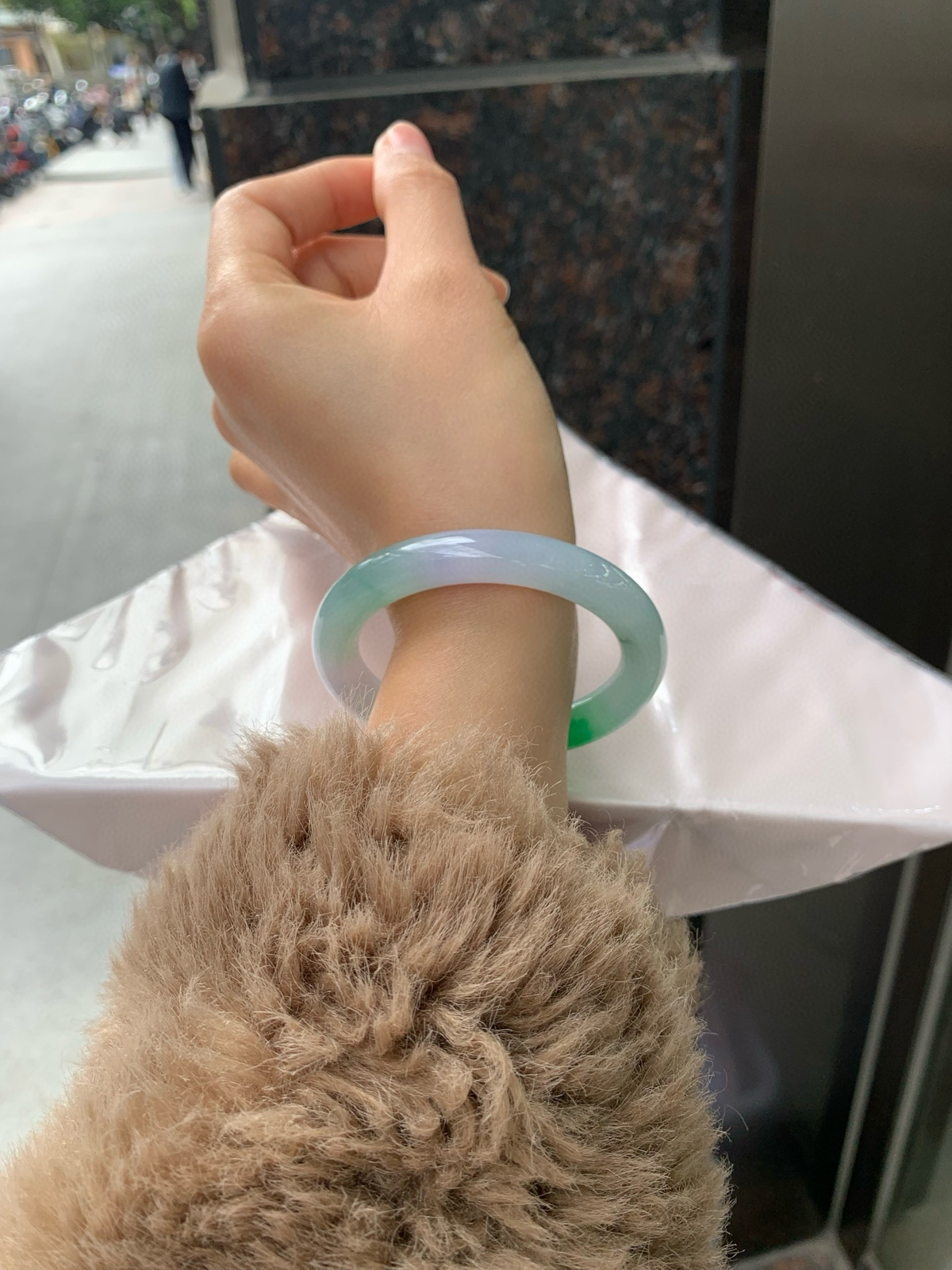 春彩圆条，底妆冰润细腻，水头足，鲜艳的阳绿与淡紫相映相辉，尽显灵动贵气，一眼沦陷的春色美镯
尺寸：53.7-10.1-9.5