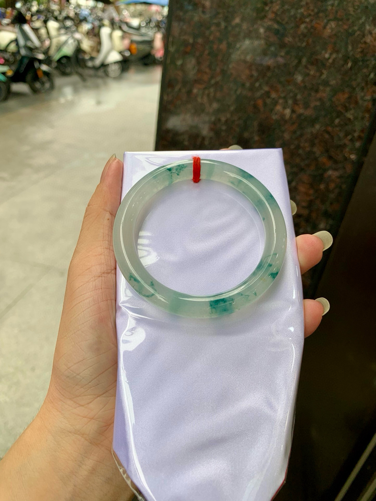 冰飘花美人条
54.2-8.5-8.9
山水有色，出晨不染，袅袅清幽撩人面，充满韵味的冰飘花，宛如清晨笼罩在山涧的云雾散开，寒气逼人，山峦和青松在云雾中若隐若现，似有还无，扑面而来的冷清感。