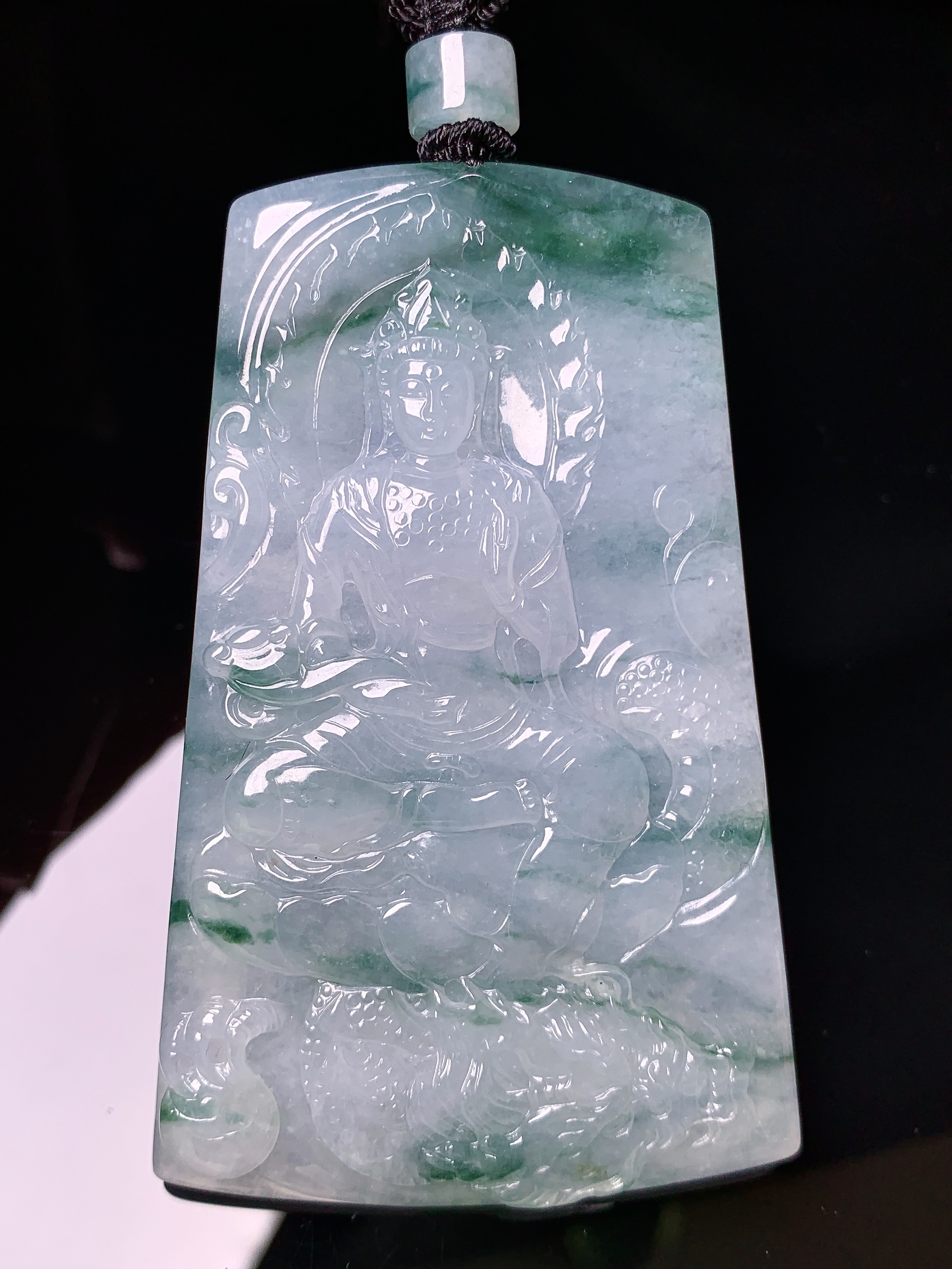 飘绿乘龙观音菩萨吊坠 玉质细腻 色泽艳丽清新 水润亮眼 整体尺寸68.8*42.8*5.8L1