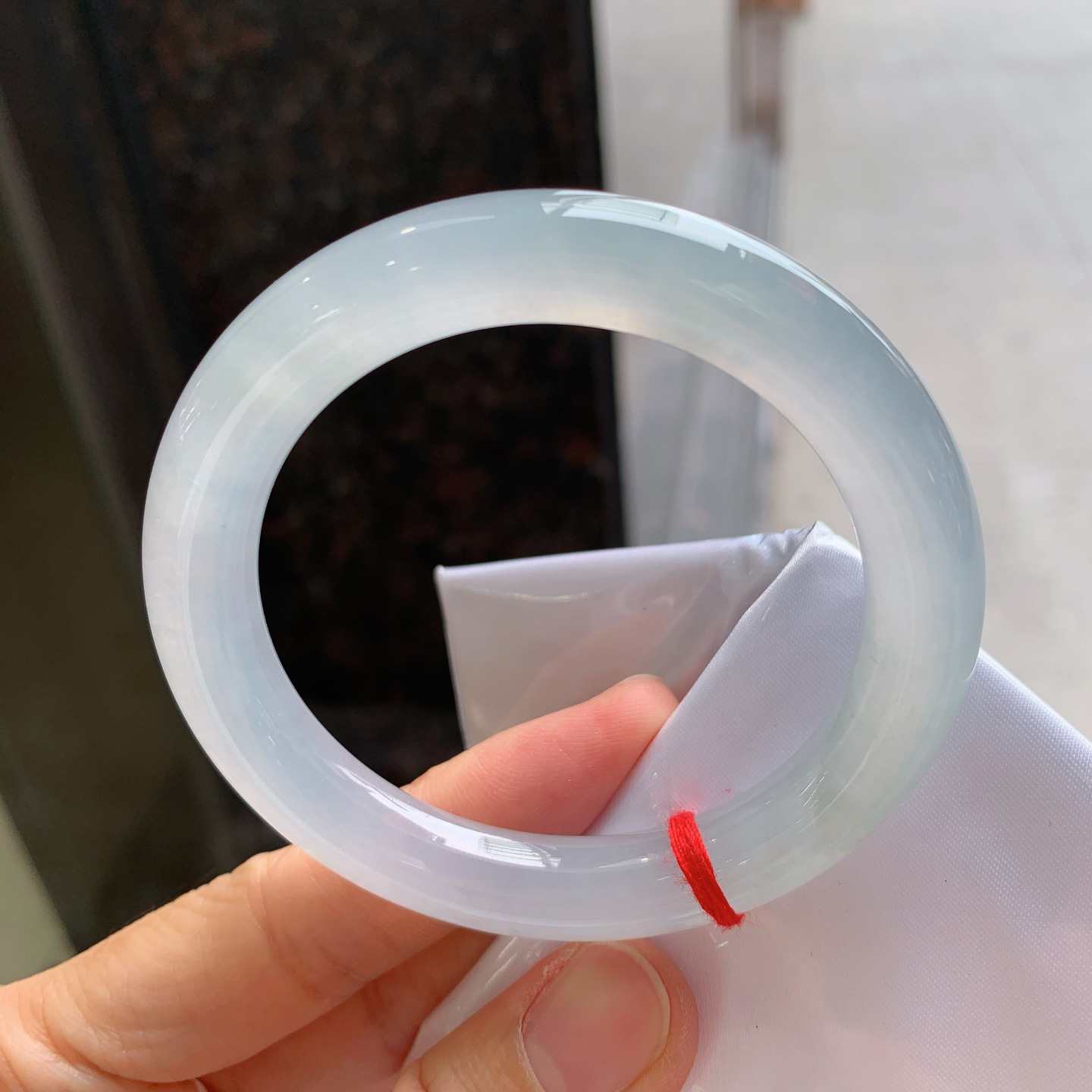 圆条冰镯 有条棉线 尺寸：54.8/10.1/9.5  起荧光