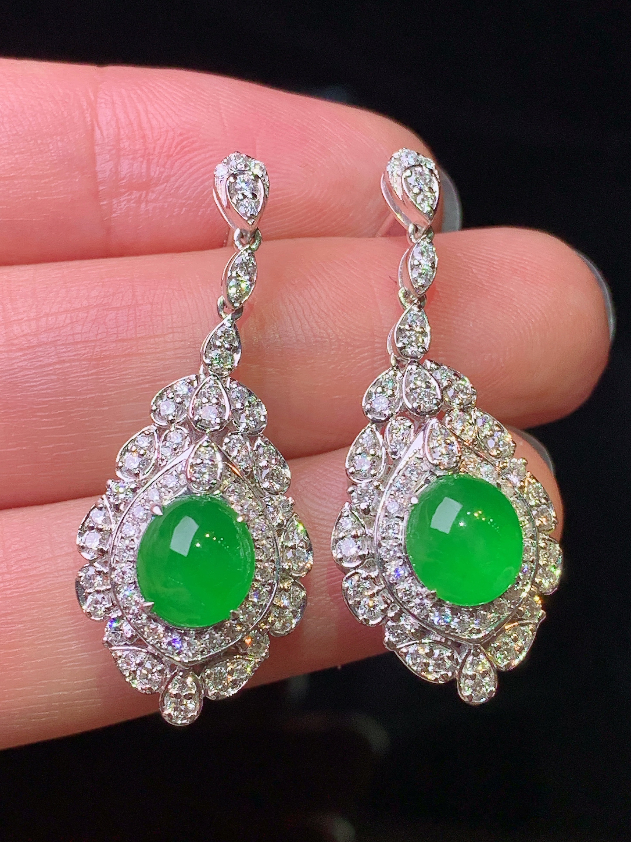 18k金钻镶嵌满绿蛋面耳坠 玉质细腻 色泽艳丽清新 水润亮眼 整体尺寸33.3*13.6*9.8d4