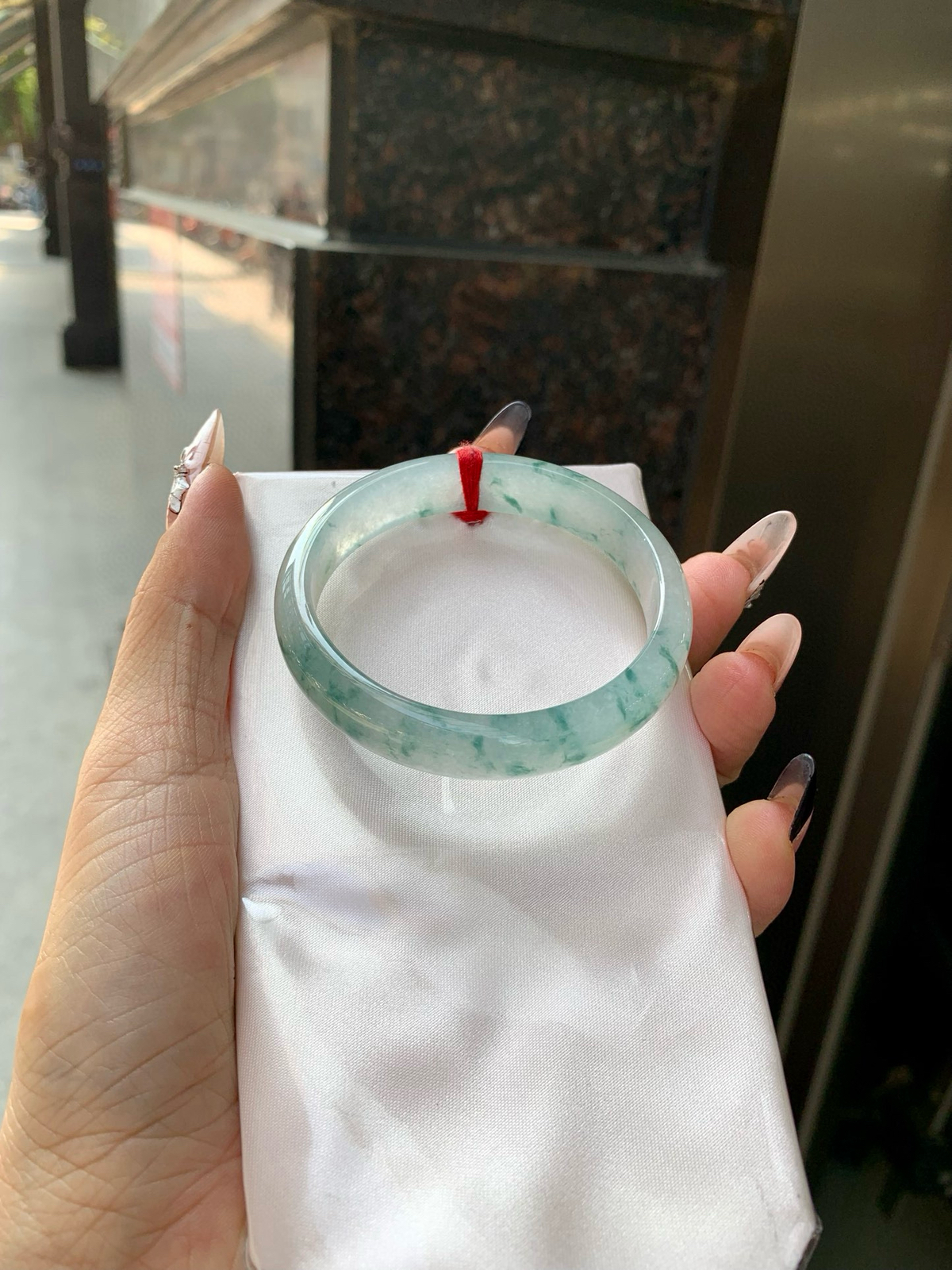 冰飘花正圈
53.3-6-11.7底妆水润细腻，冰底中开出了朵朵兰花，飘花灵动飘逸，勾勒出一幅唯美诗意的山水意境画，古典优雅又秀气