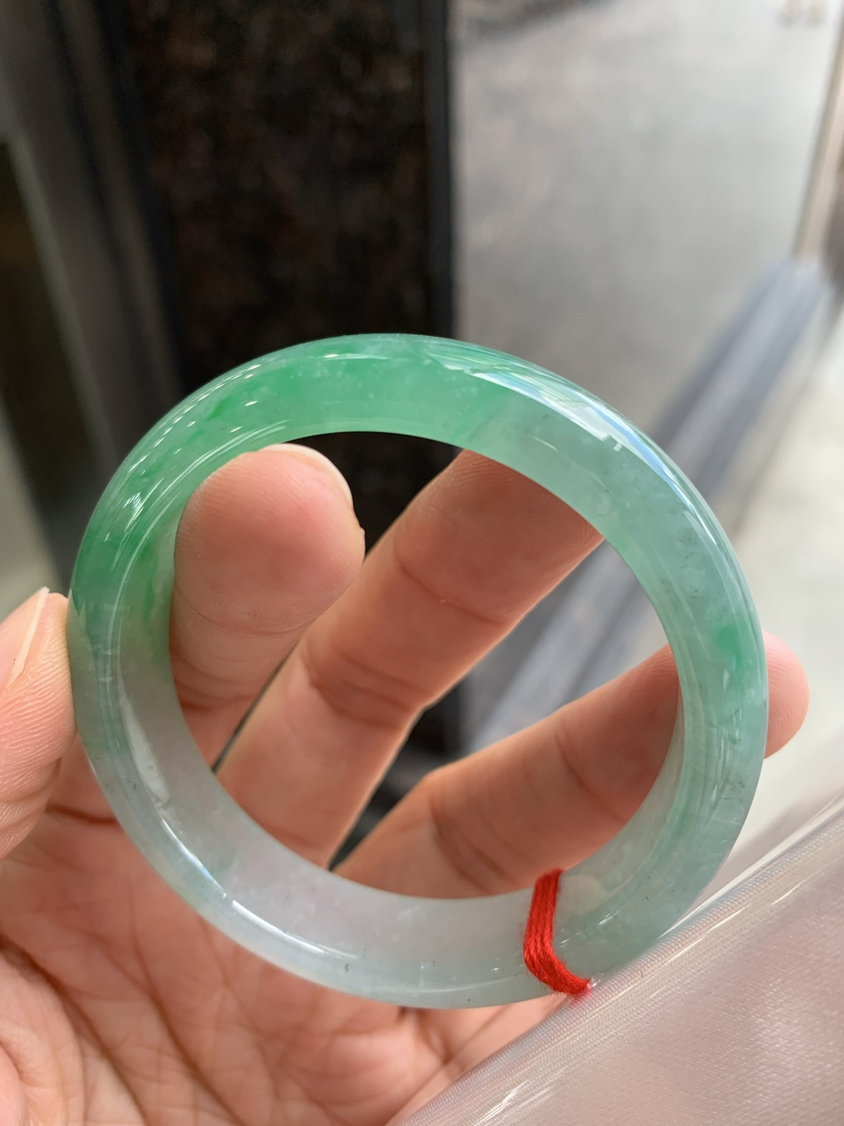 正圈冰飘绿 有杂质 尺寸：51.5/12.1/7.2  小圈口