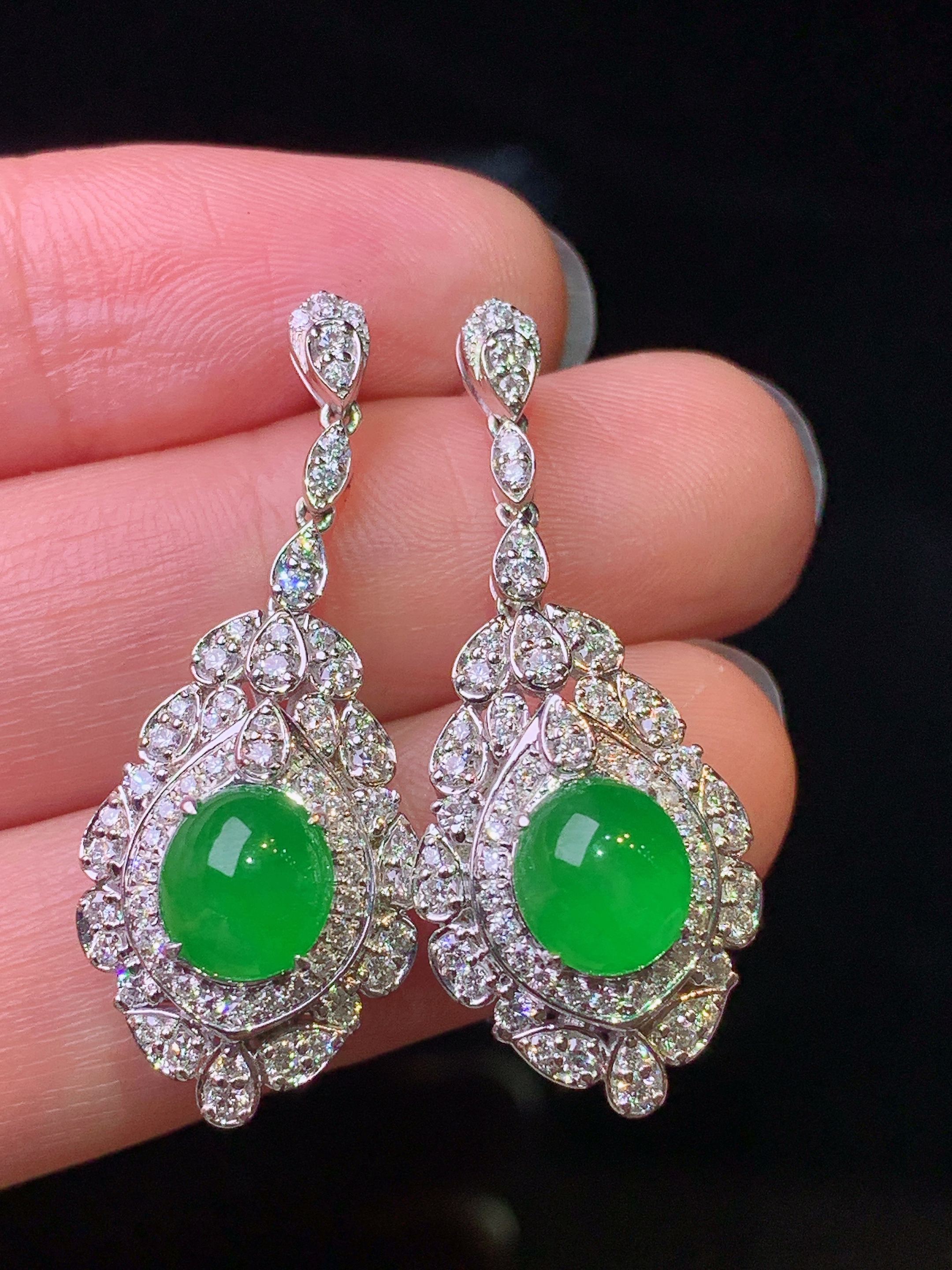 18k金钻镶嵌满绿蛋面耳坠 玉质细腻 色泽艳丽清新 水润亮眼 整体尺寸33.3*13.6*9.8d4