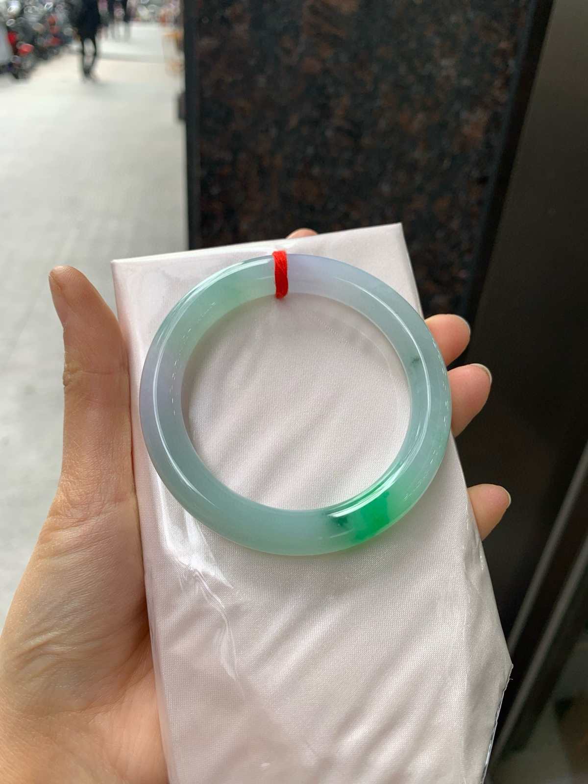 春彩圆条，底妆冰润细腻，水头足，鲜艳的阳绿与淡紫相映相辉，尽显灵动贵气，一眼沦陷的春色美镯
尺寸：53.7-10.1-9.5