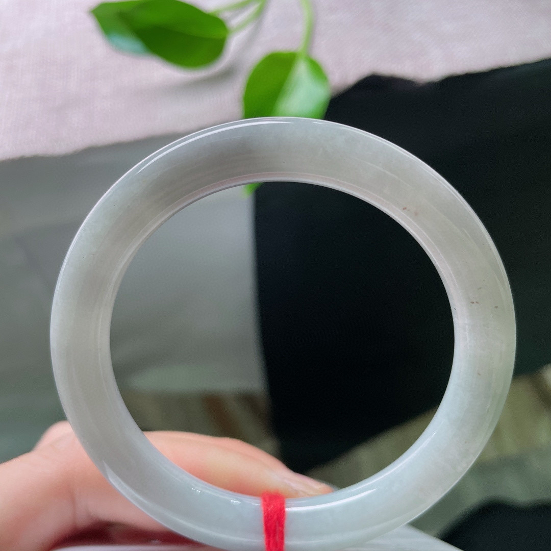 55.1/8.3，浅绿底圆条，质地莹润细腻，佩戴斯文秀美