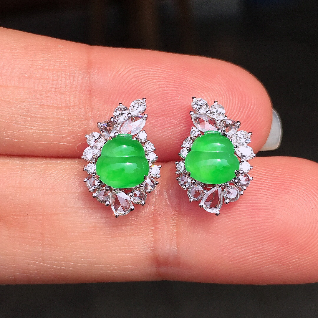 阳绿葫芦耳钉，色泽均匀艳丽，玉质细腻，荧光感超
强，饱满圆润，尽显优雅气质，18k
金豪华镶嵌