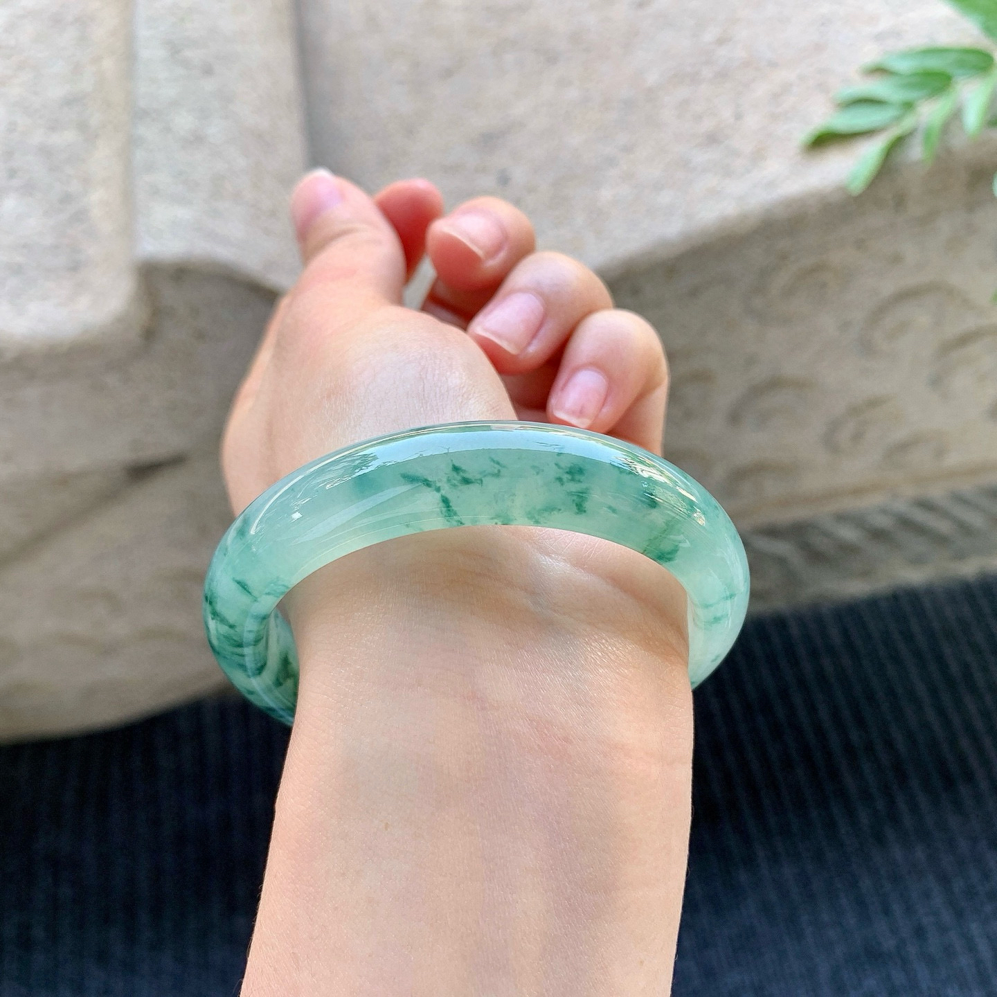 正圈54 55
【圈口】55.6/12.4/7.8
【描述】冰糯飘花，水润，种老，细腻，无裂纹！