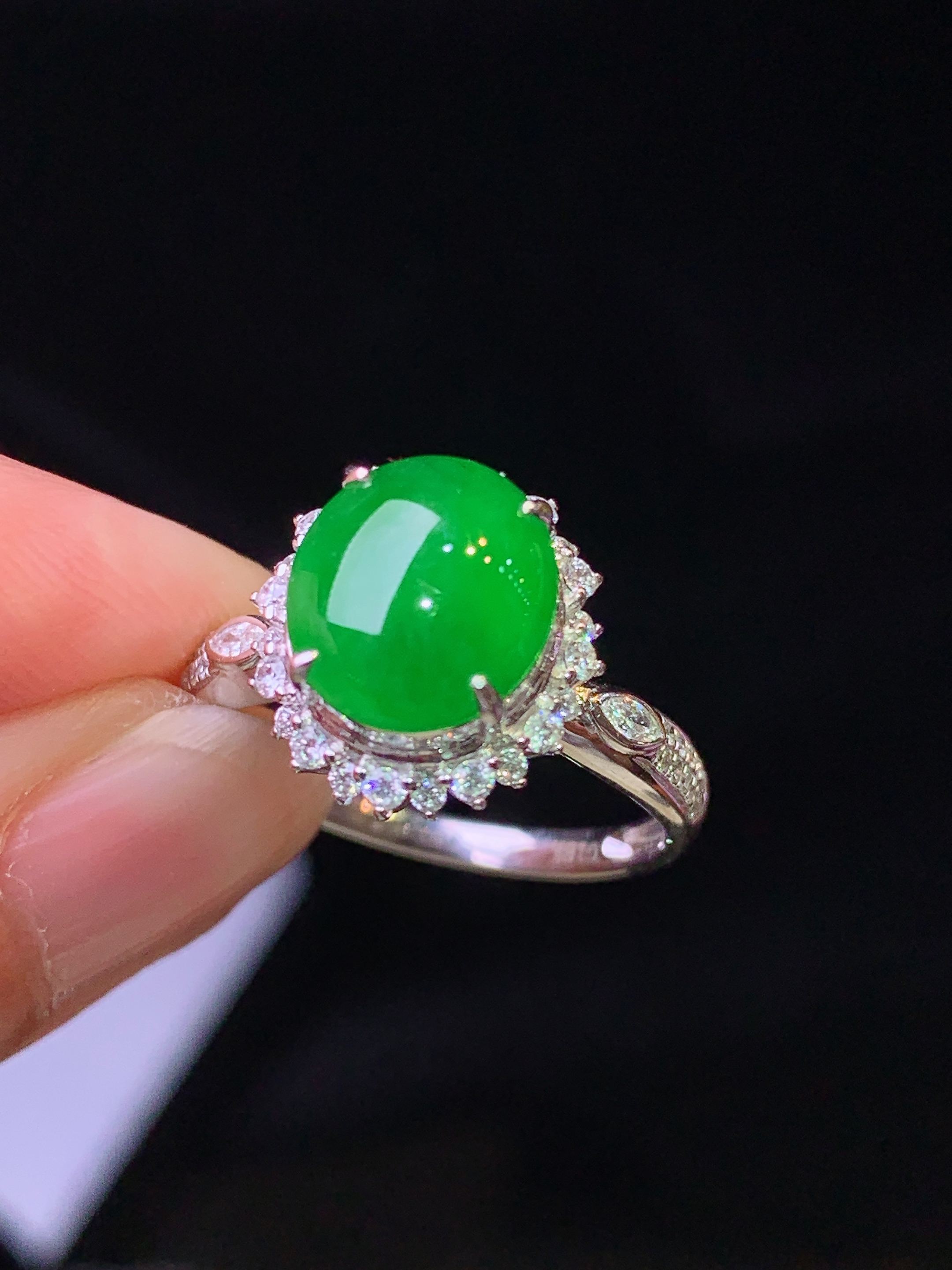 18k金钻镶嵌满绿蛋面吊坠 玉质细腻 色泽艳丽清新 水润亮眼 圈口14.5 整体尺寸13.2*12*10f1