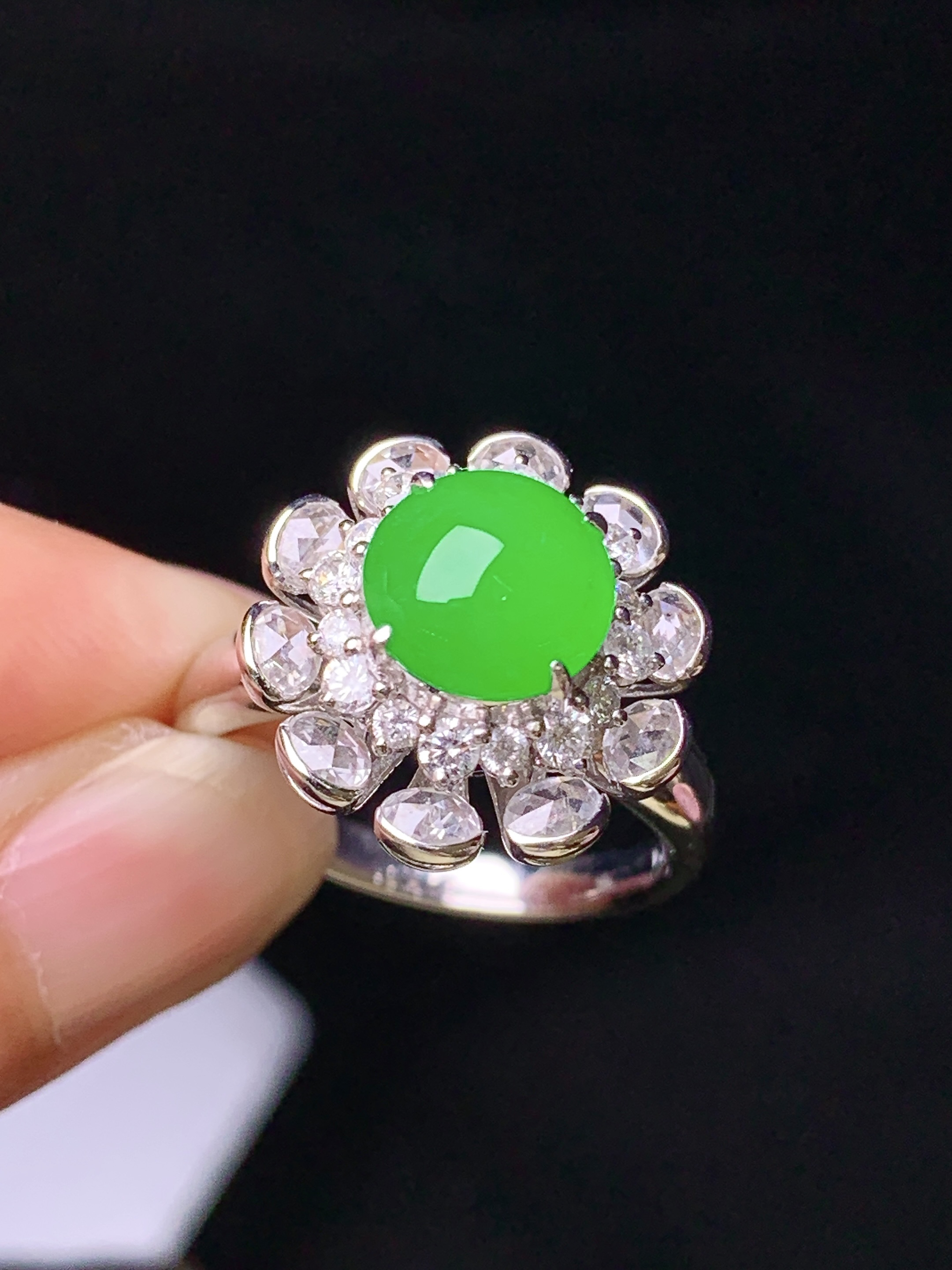 18k金钻镶嵌满绿蛋面戒指 玉质细腻 色泽艳丽清新 水润亮眼 圈口15 整体尺寸16.2*12c5