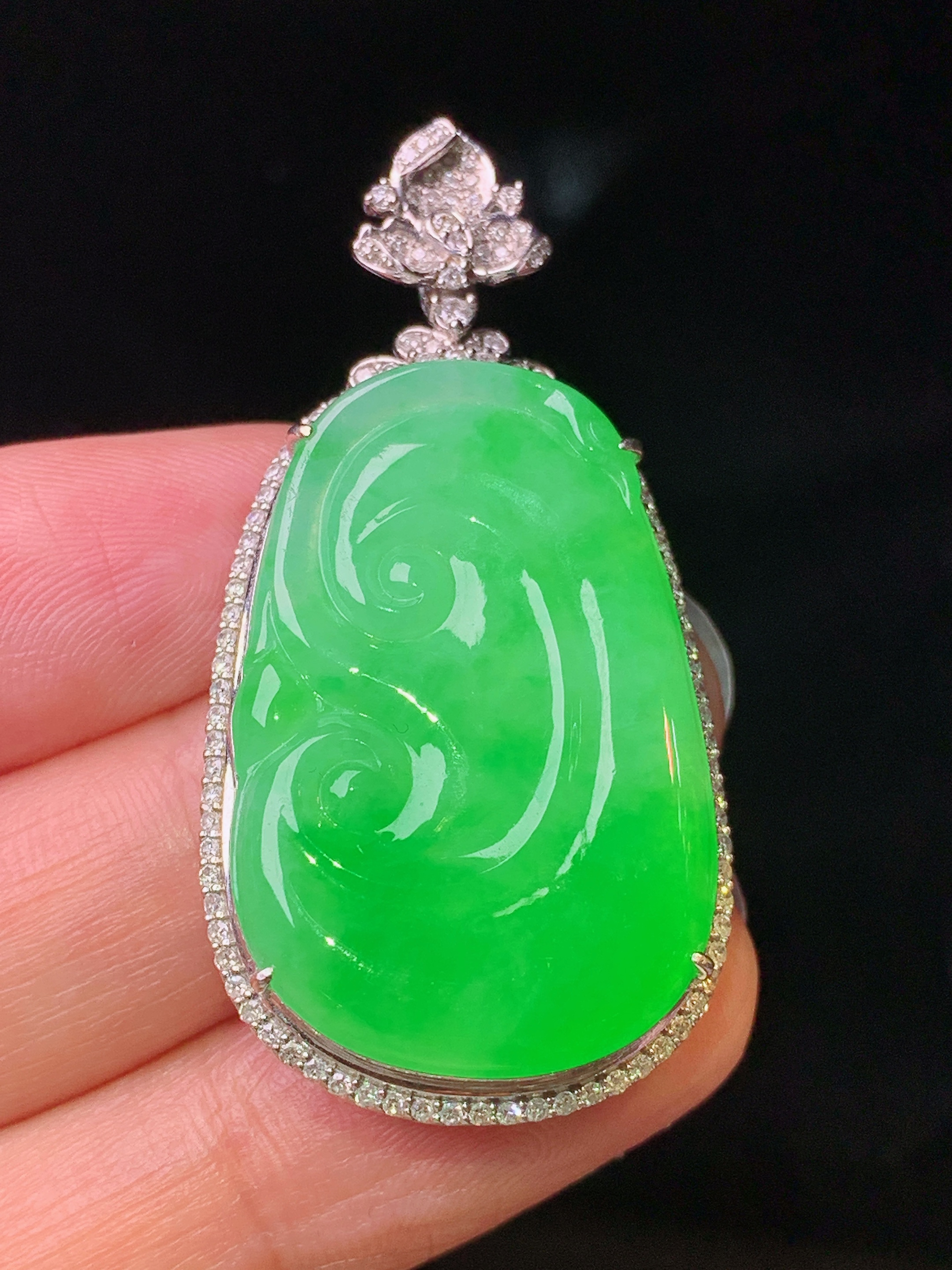 18k金钻镶嵌翠绿如意吊坠 玉质细腻 色泽艳丽清新 水润亮眼 整体尺寸45*22.2*8f1