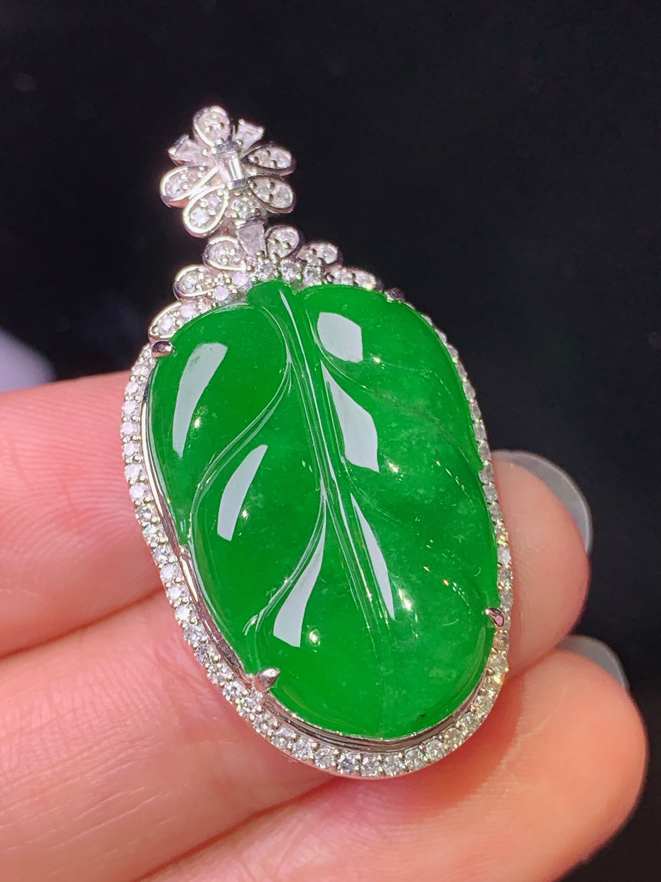 18k金钻镶嵌满绿树叶吊坠 玉质细腻 色泽艳丽清新 水润亮眼 整体尺寸37.2*19*11L2