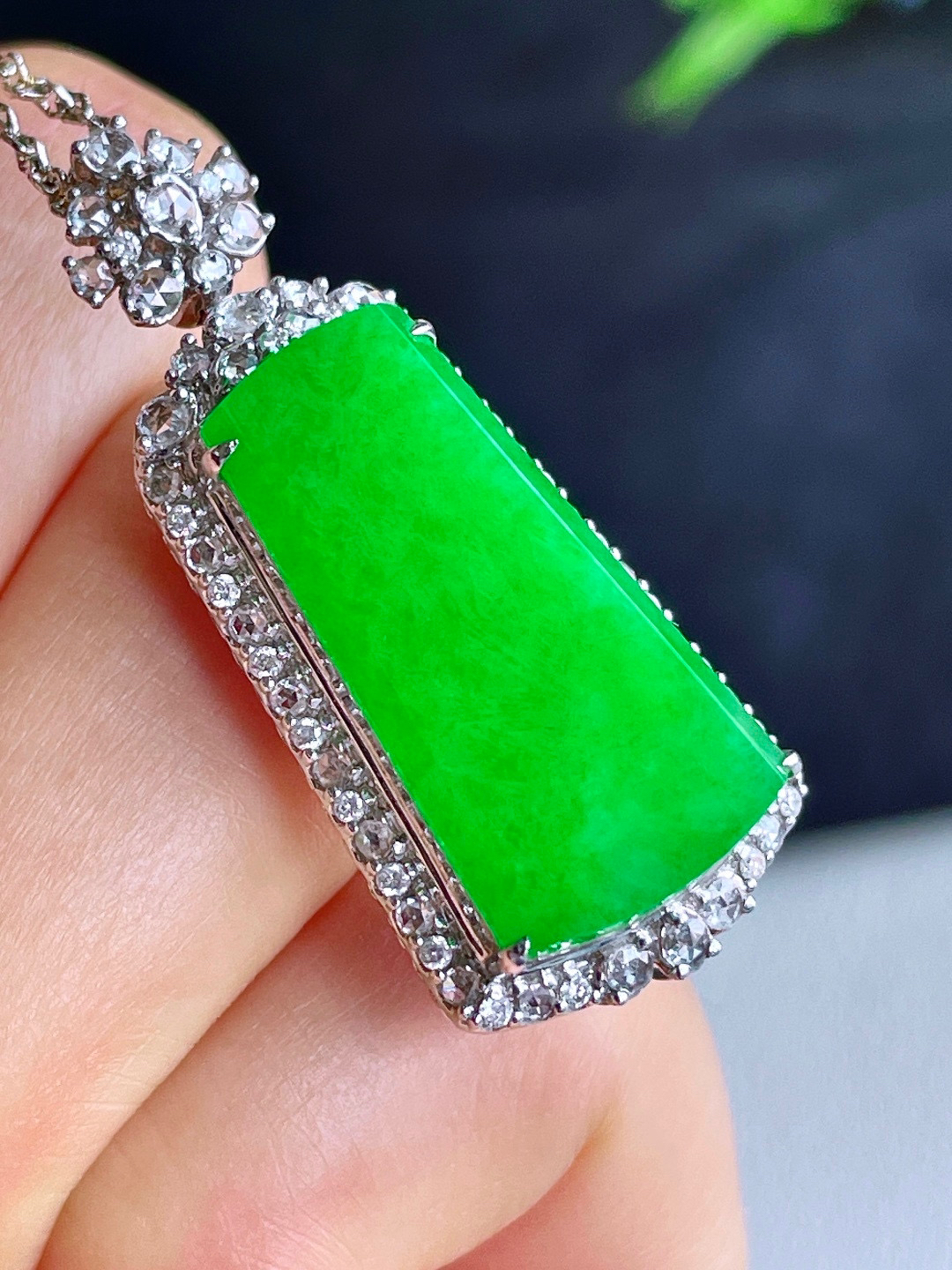 【镶嵌】冰阳绿无事牌吊坠  
【说明】18k金镶嵌 性价比高  
【整体】37.5-16.2-10.3
【裸石】23.6-12.6-3