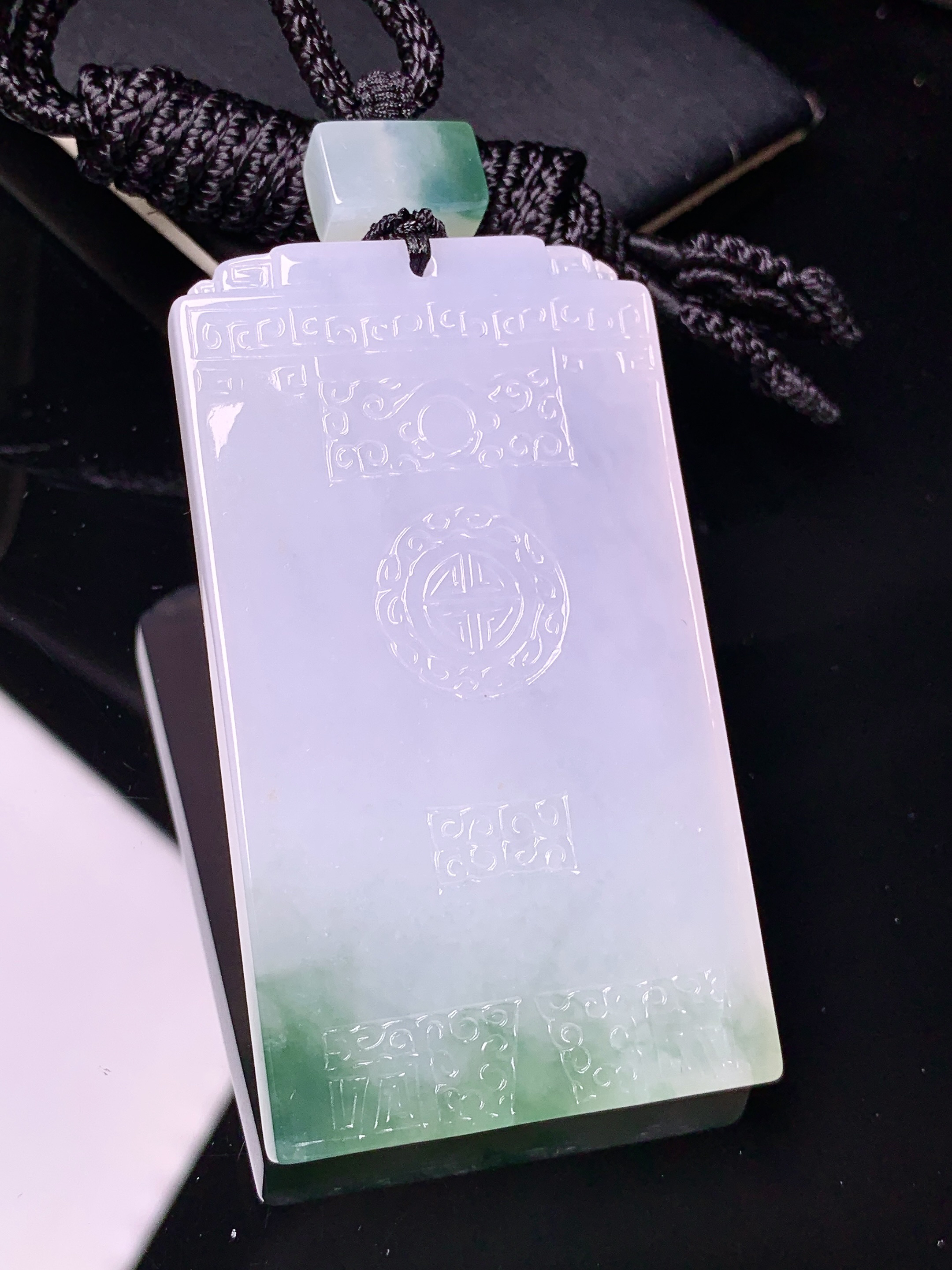 飘绿无事牌吊坠 玉质细腻 色泽艳丽清新 水润亮眼 整体尺寸61.6*34.8*5.6L1