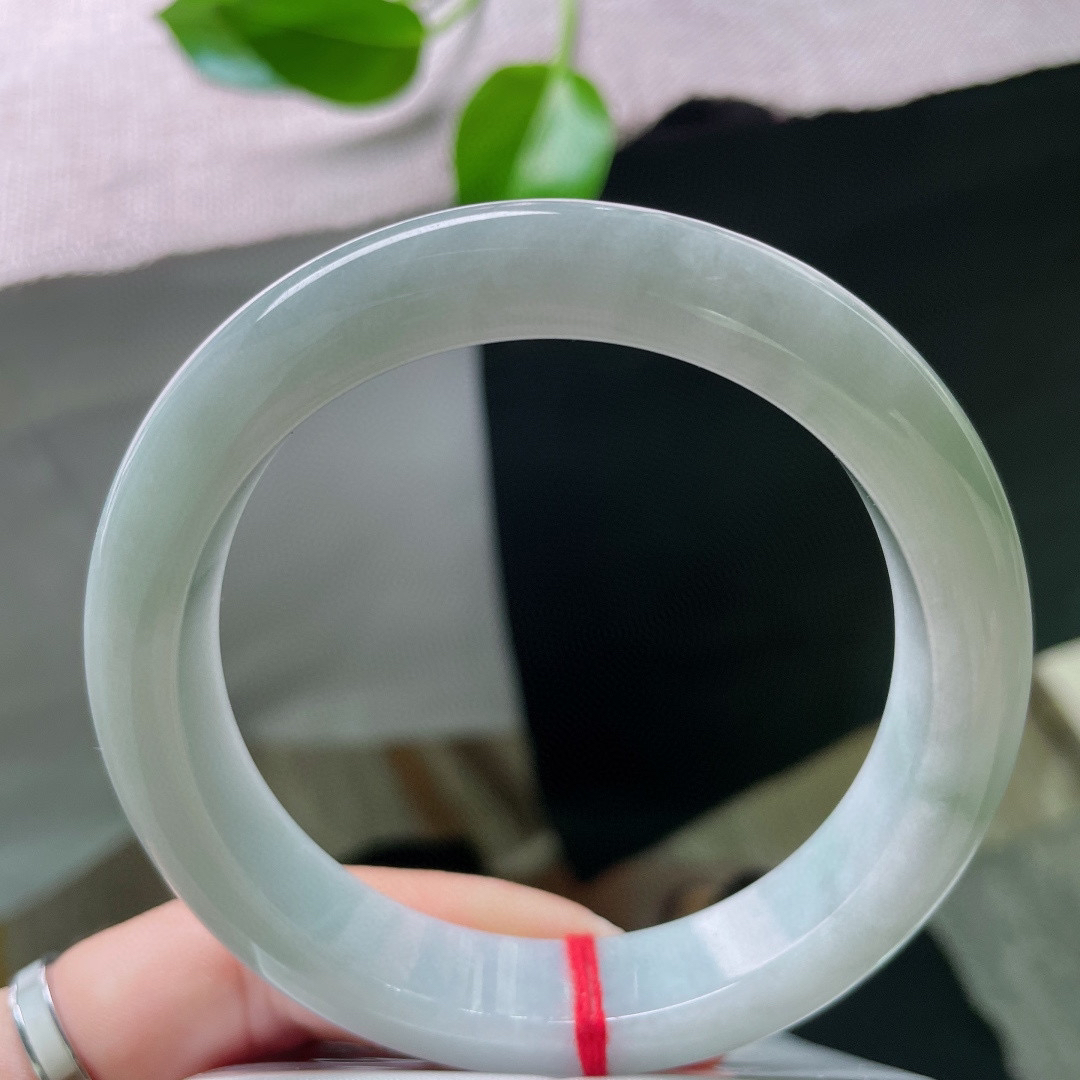 60.4/12.7/9.2，淡绿底正圈，大圈口，绿意只悄悄漫出薄薄的凉意。棉线