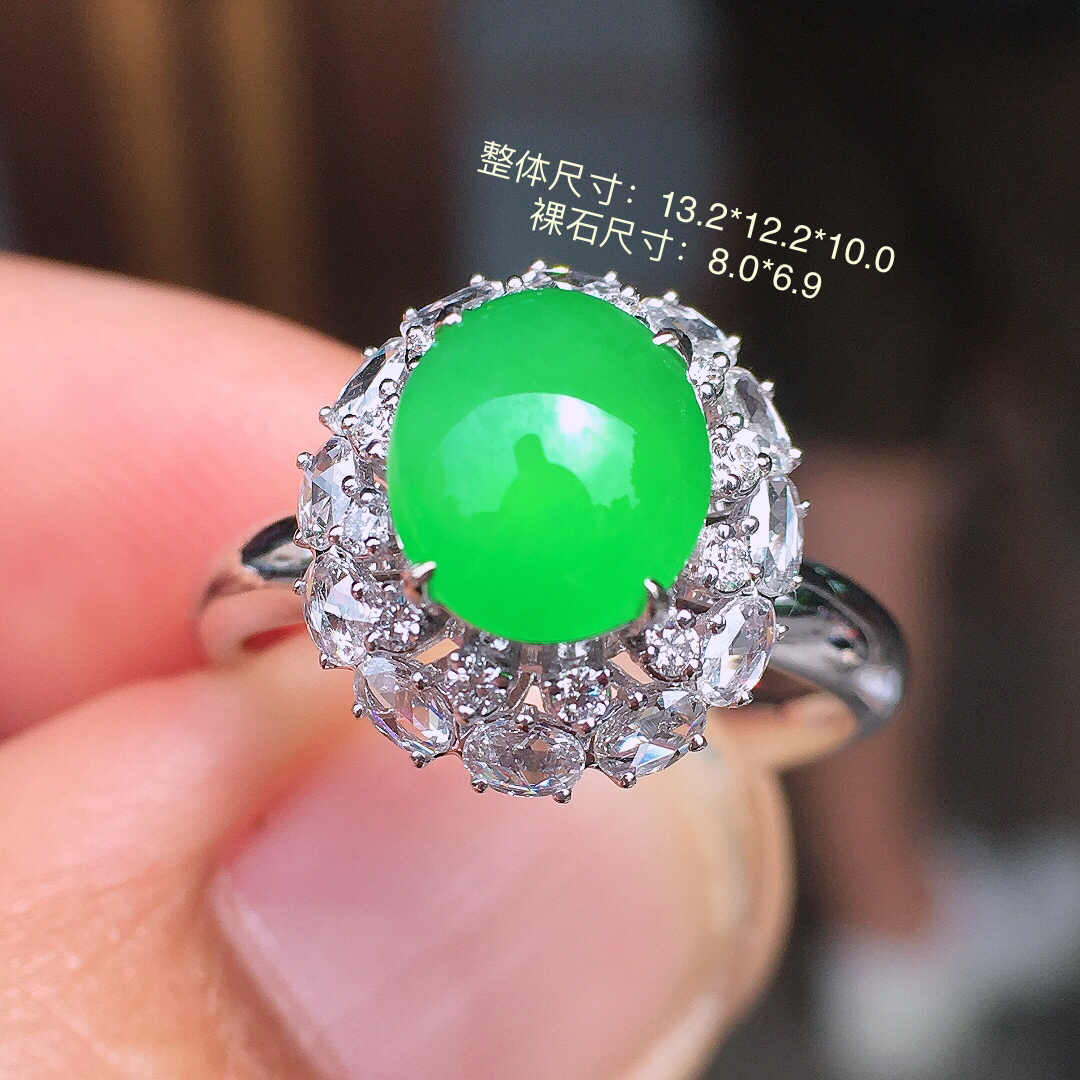 阳绿蛋面戒指，色泽均匀艳丽，玉质细腻，荧光感超
强，饱满圆润，尽显优雅气质，18k
金豪华镶嵌