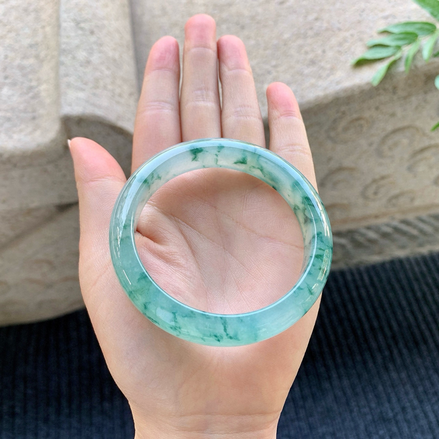 正圈54 55
【圈口】55.6/12.4/7.8
【描述】冰糯飘花，水润，种老，细腻，无裂纹！