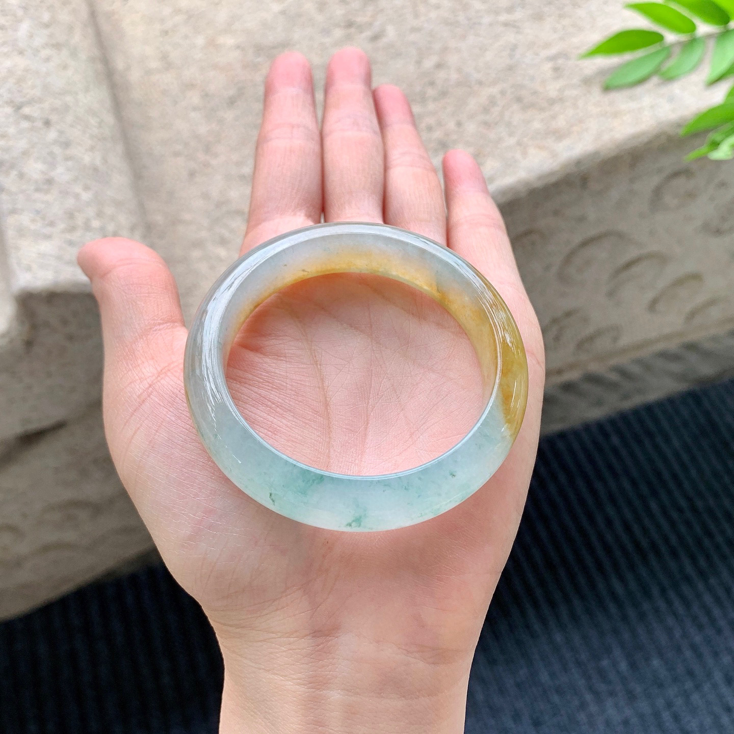 正圈49 50
【圈口】50.7/12.4/7.6
【描述】冰飘黄翡，飘花，水润，种老，细腻，无纹裂！