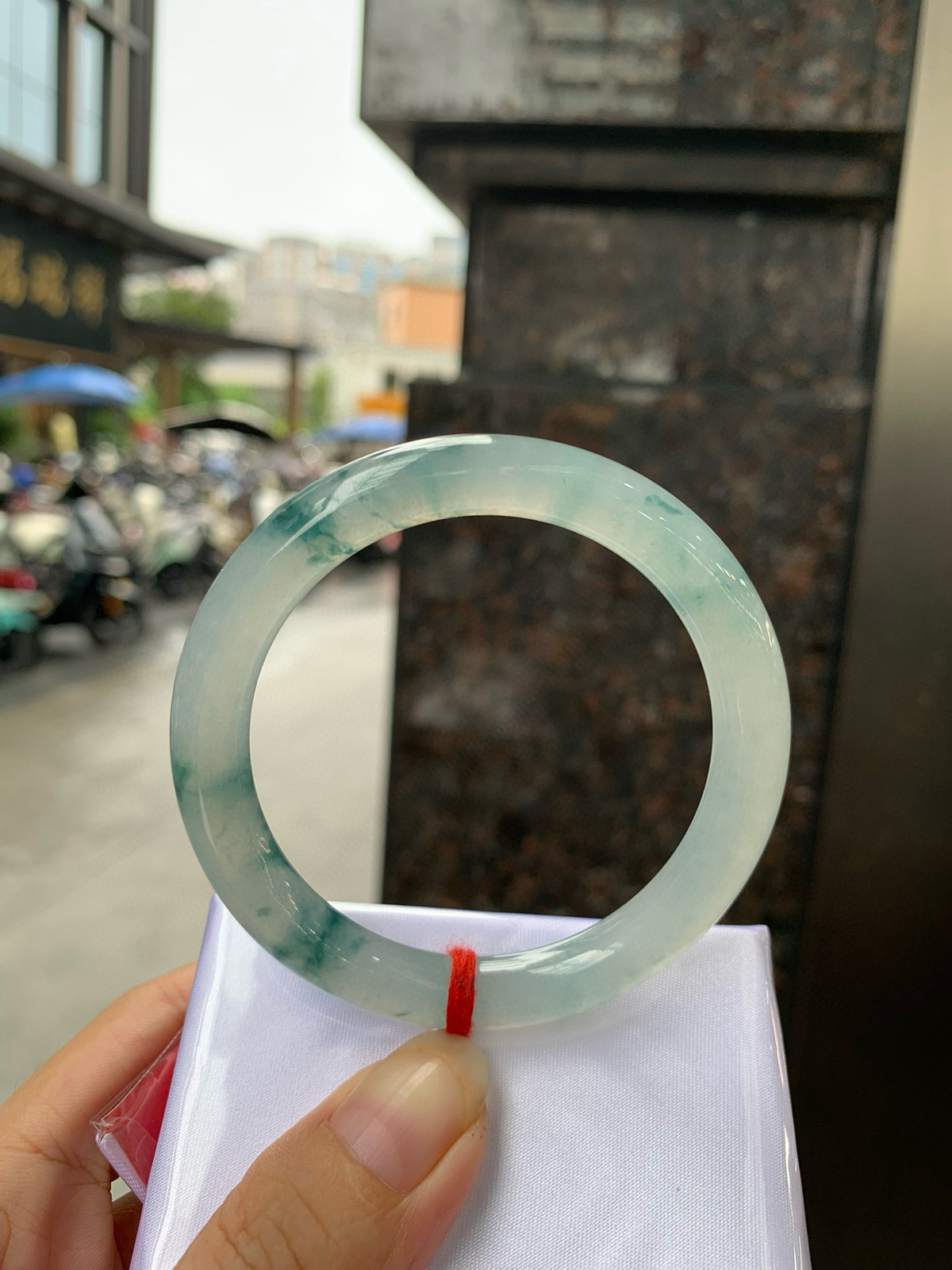 冰飘花美人条
54.2-8.5-8.9
山水有色，出晨不染，袅袅清幽撩人面，充满韵味的冰飘花，宛如清晨笼罩在山涧的云雾散开，寒气逼人，山峦和青松在云雾中若隐若现，似有还无，扑面而来的冷清感。