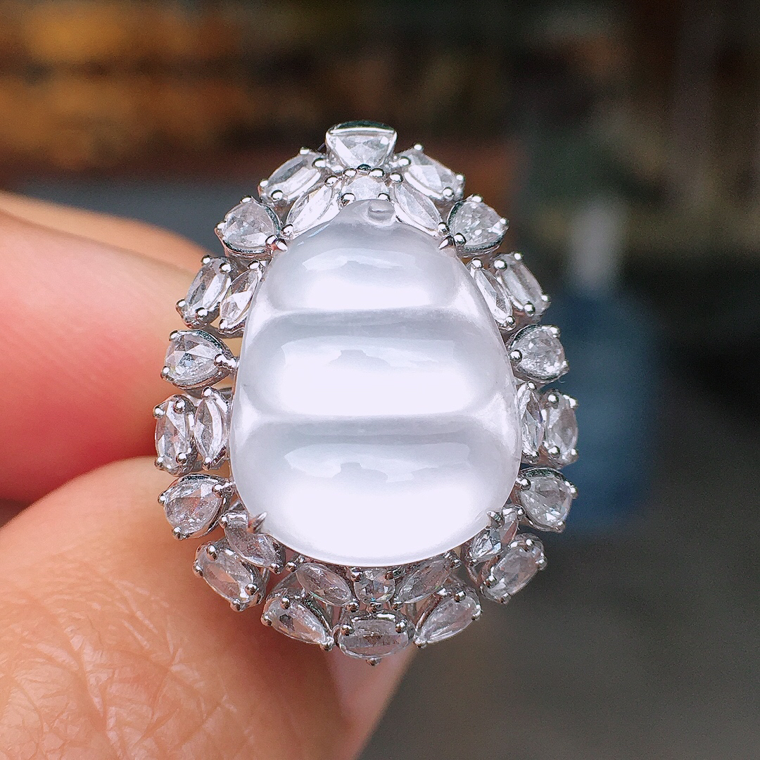 冰种福豆戒指/吊坠两用款，玉质细腻，荧光感超
强，饱满圆润，尽显优雅气质，18k
金豪华镶嵌