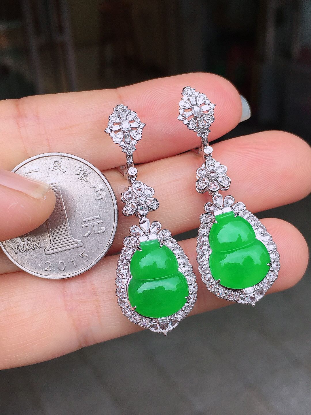 阳绿葫芦耳坠，色泽均匀艳丽，玉质细腻，荧光感超
强，饱满圆润，尽显优雅气质，18k
金豪华镶嵌