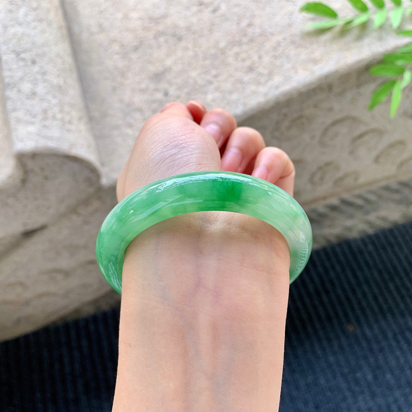 正圈53 54
【圈口】54.2/11.9/8.5
【描述】飘绿，水润，种老，细腻，无裂纹！