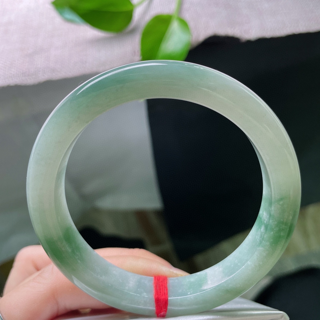 59.7/11.7/8.6，飘花正圈，底子温润细腻，是山岚误入水间，是春雪舍不得融化。皮纹