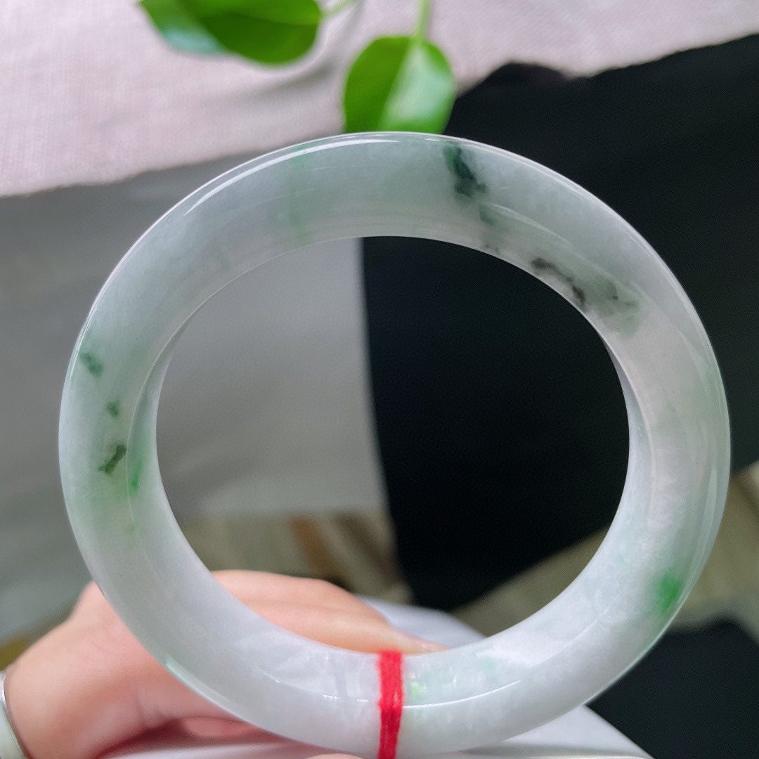 57.5/12.2/9.2，飘花正圈，版型正，厚装大气，紫底点缀，镯色生香，无纹裂