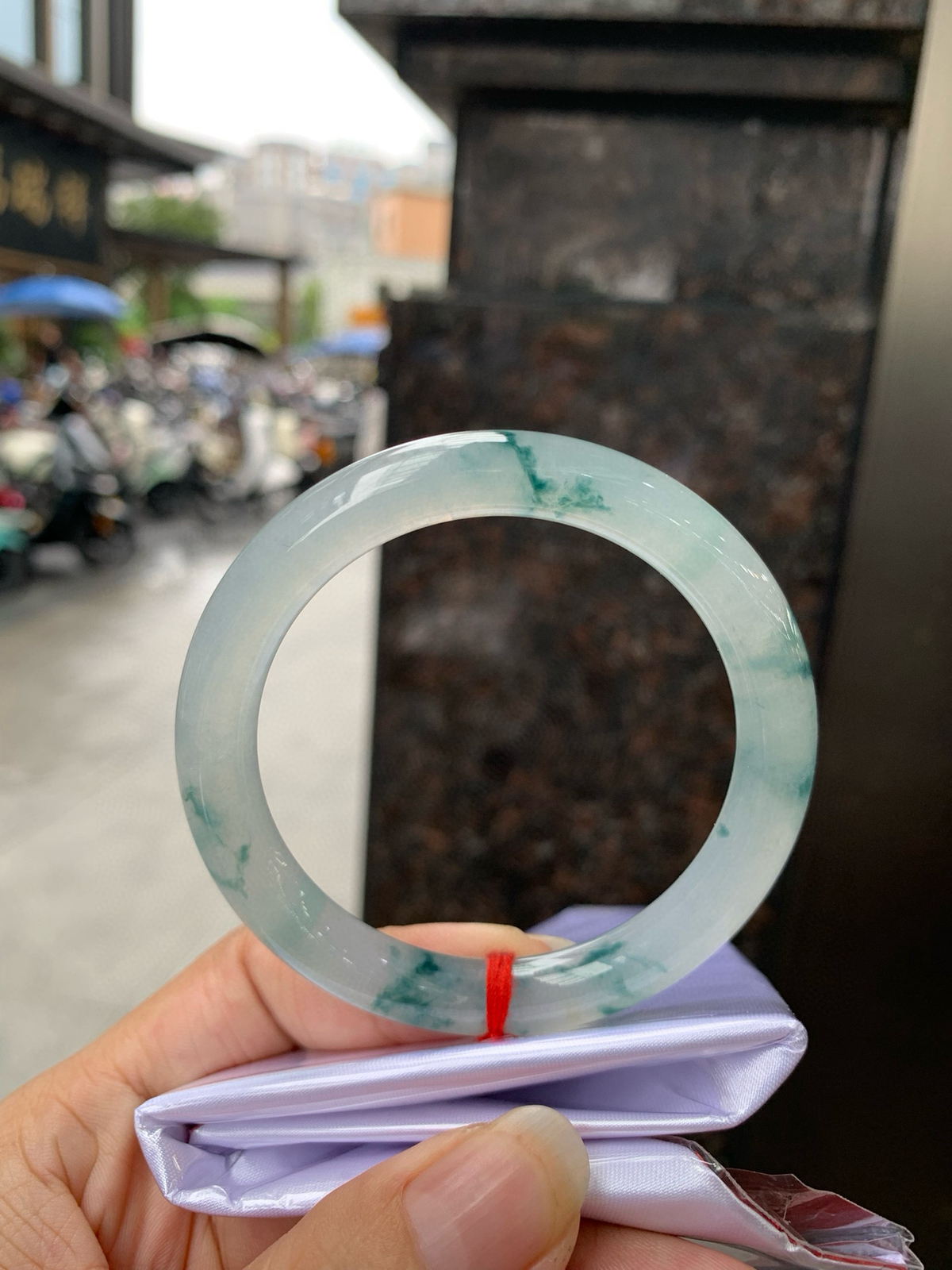 冰飘花美人条
54.2-8.5-8.9
山水有色，出晨不染，袅袅清幽撩人面，充满韵味的冰飘花，宛如清晨笼罩在山涧的云雾散开，寒气逼人，山峦和青松在云雾中若隐若现，似有还无，扑面而来的冷清感。